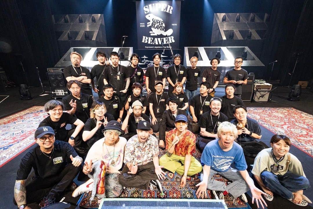 柳沢亮太のインスタグラム：「ツアースタッフチームも19本お疲れ様でした。そしてありがとうございました。ここに写ってない方もたくさん。アルバイトさんも含め。みんなありがとう。楽しいツアーだったね！photo by 青木カズロー #SUPERBEAVER #ラクダ紀行 #ロマン飛行 #写殺 @cazrowaoki」