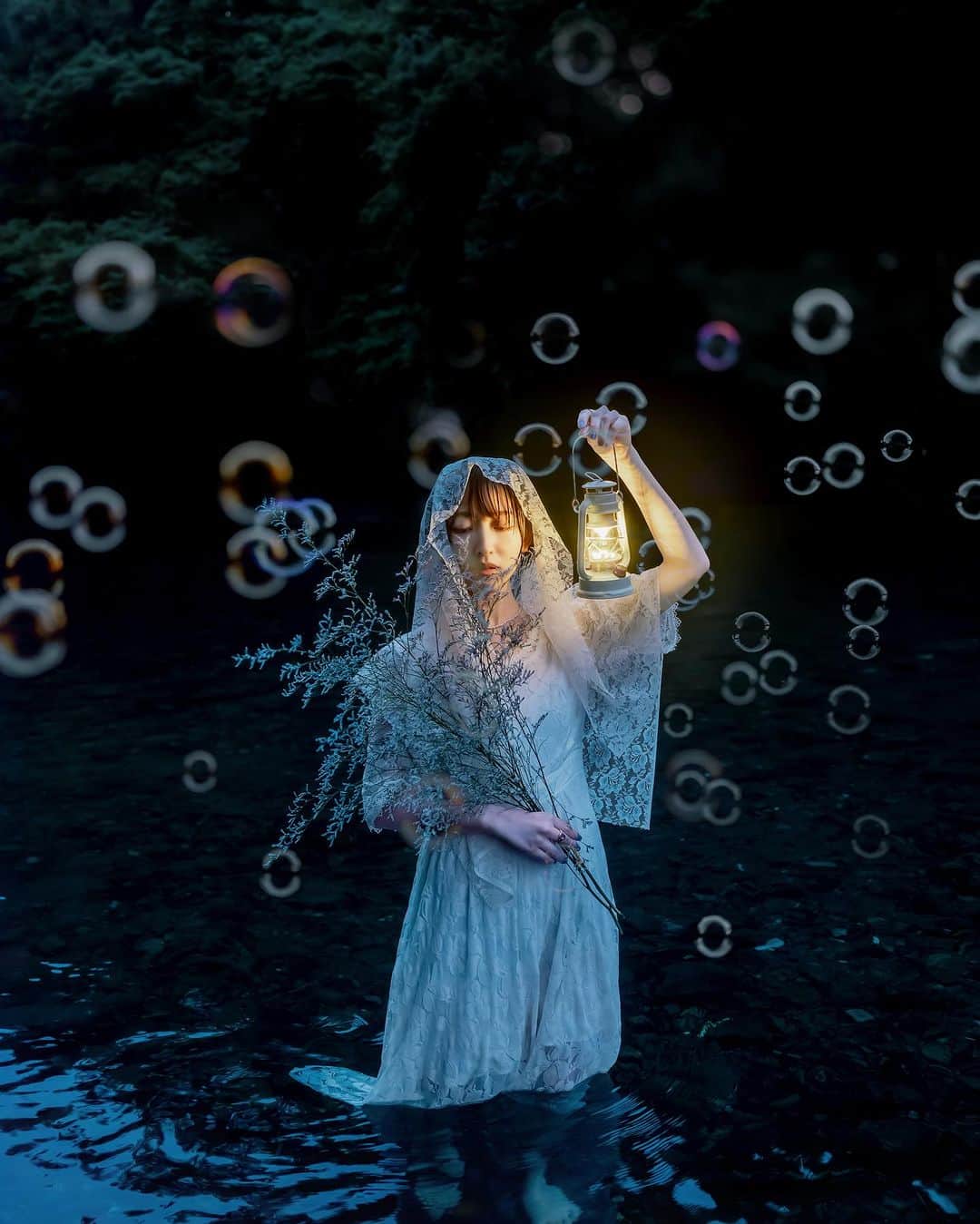 shabonのインスタグラム：「* . . . . . だんだん暑くなると 日中の撮影が減り 夕〜夜、朝の撮影が多めになります😇 . . model : @batako_portfolio  . . FUJIFILM GFX50S II /  GF45mm F2.8 R WR . . . . . . *」
