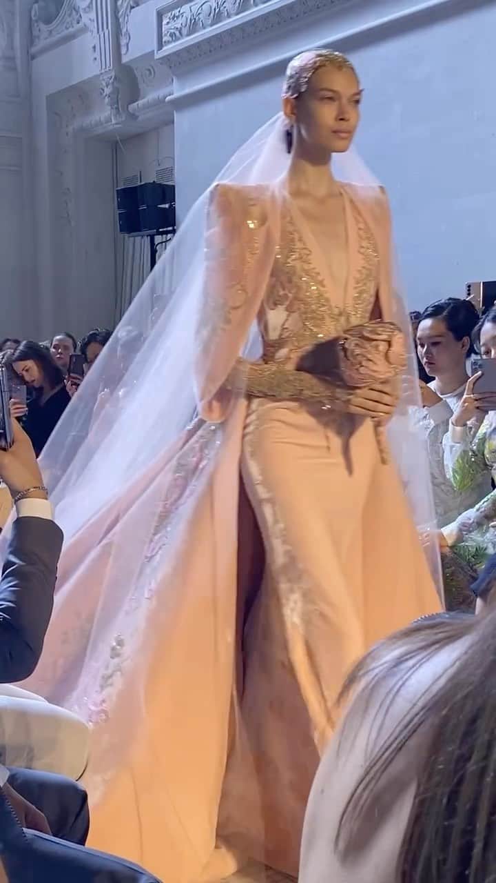 のインスタグラム：「Los vestidos con capucha o capa, los ricos bordados y los apliques de pedrería construyen un mundo de fantasía en la Alta Costura de @eliesaabworld ✨」