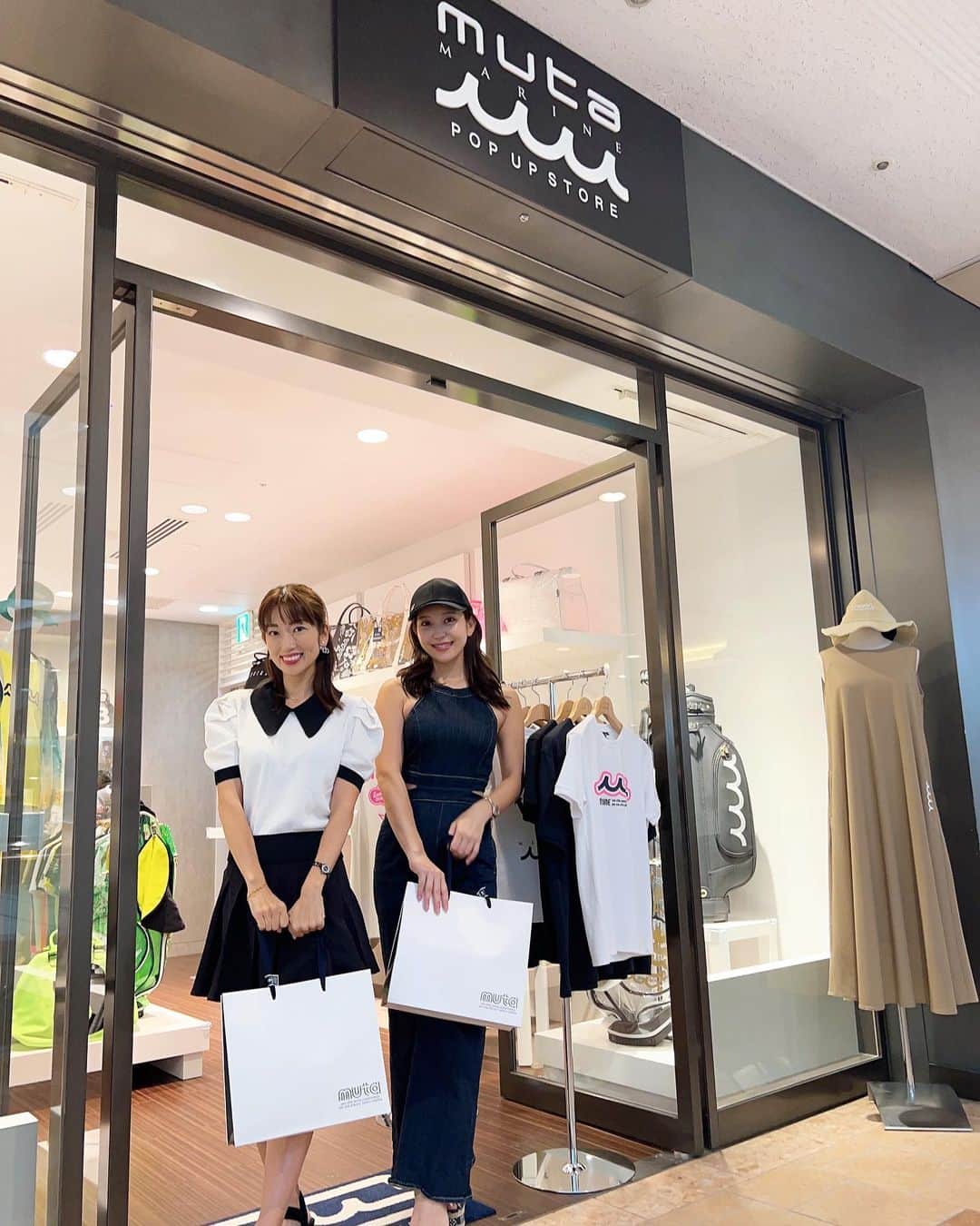 のインスタグラム：「ここちゃんと横浜のランドマークにあるゴルフウェアショップ @muta_marine_yokohama でお買い物❣️ 可愛いゴルフウェアがいっぱいでたくさん試着させてもらっちゃった✨今月末にここちゃんとゴルフ行くからお揃いで着たいと思います🌟 @annohasegawa あんのちゃん素敵なお店紹介してくれてありがとう🤗 そしてランドマークでえみちゃんとしおりちゃんとランチ✨ えみちゃんの息子さんが可愛過ぎて癒された🥺うちの息子と4か月違い🤗お誕生日お祝いも出来てよかったぁ✨えみちゃんおめでとう🎊 #ゴルフウェア#ゴルフ女子 #ゴルフ#ゴルフコーデ#横浜#ランドマークタワー #横浜ランチ#誕生日お祝い#ハッピーバースデー」
