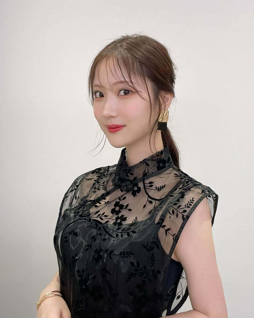 のインスタグラム：「. 夏のブラックコーデ好きです🖤  よるブラ衣装はオールブラック▪️◾️◼️  モードぽくしたくて 自分でも前髪アレンジしました☺️  メイクもファッションも 楽しいですね💕  今夜の #よるのブランチ @night.brunch  また大盛り上がりのゲーム🥳 ご覧ください♪ . . . . #ブラックコーデ #オールブラック  #メイク #ヘアアレンジ #ファッション」