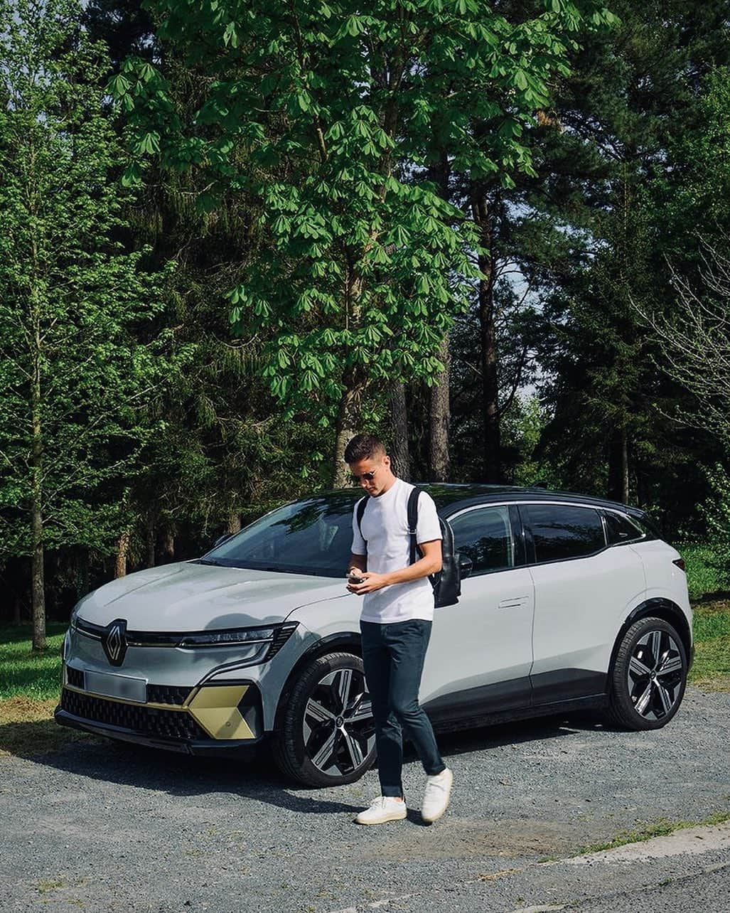 アンデル・エレーラのインスタグラム：「Siempre juntos, Renault Megane E-Tech 100% eléctrico. ✌️🌳   #renaultgaursa #renaulution #meganeelectriclife #grupogaursa」