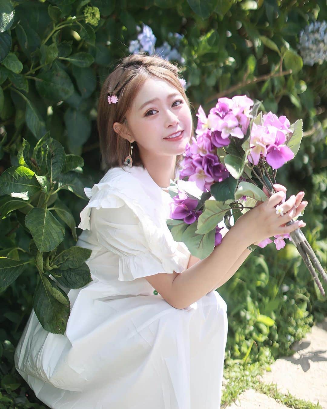 徐薇涵（Wei Han Xu）のインスタグラム：「是誰的童話書忘了關，跑出仙子🧚🏼‍♀️來了 （揍😝 在繡球花最後時刻來拍 也是第一次來竹子湖噎 搭配這款洋裝～領子還有愛心♡跟彩色鈕扣🌈 童趣的感覺 下次要早點來不然都枯的差不多了 🤣 Dress: @chuu_clabel @chuu_taiwan  Earrings: @apmmonaco @apmgirls_asia  Photographer @alex7052   #chuumade」