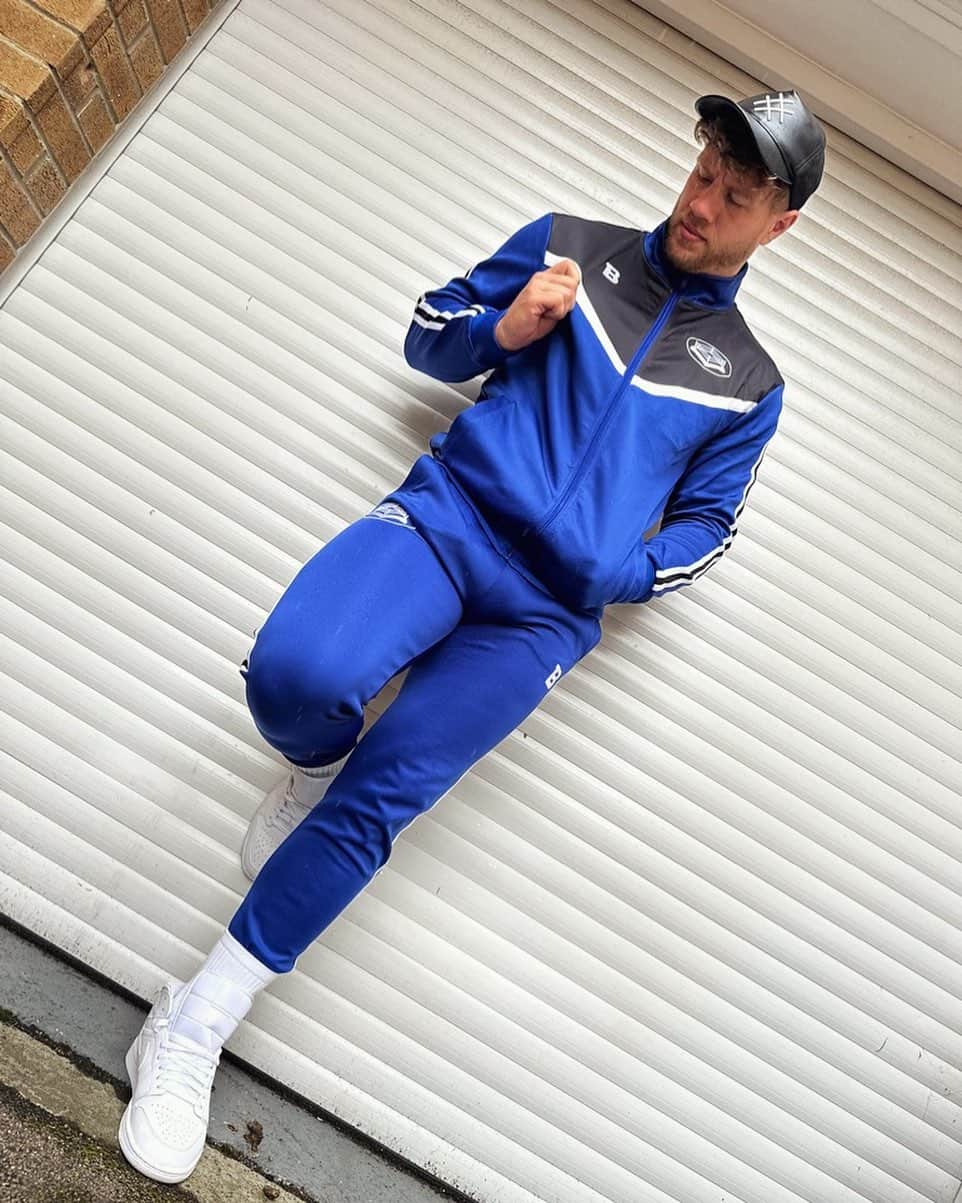 ウィル・オスプレイのインスタグラム：「Bruv !  Sucker for a tracksuit & @blcksmthapparel hooked up the international chav. 🐐   Best bit….still got our collaboration coming soon!」