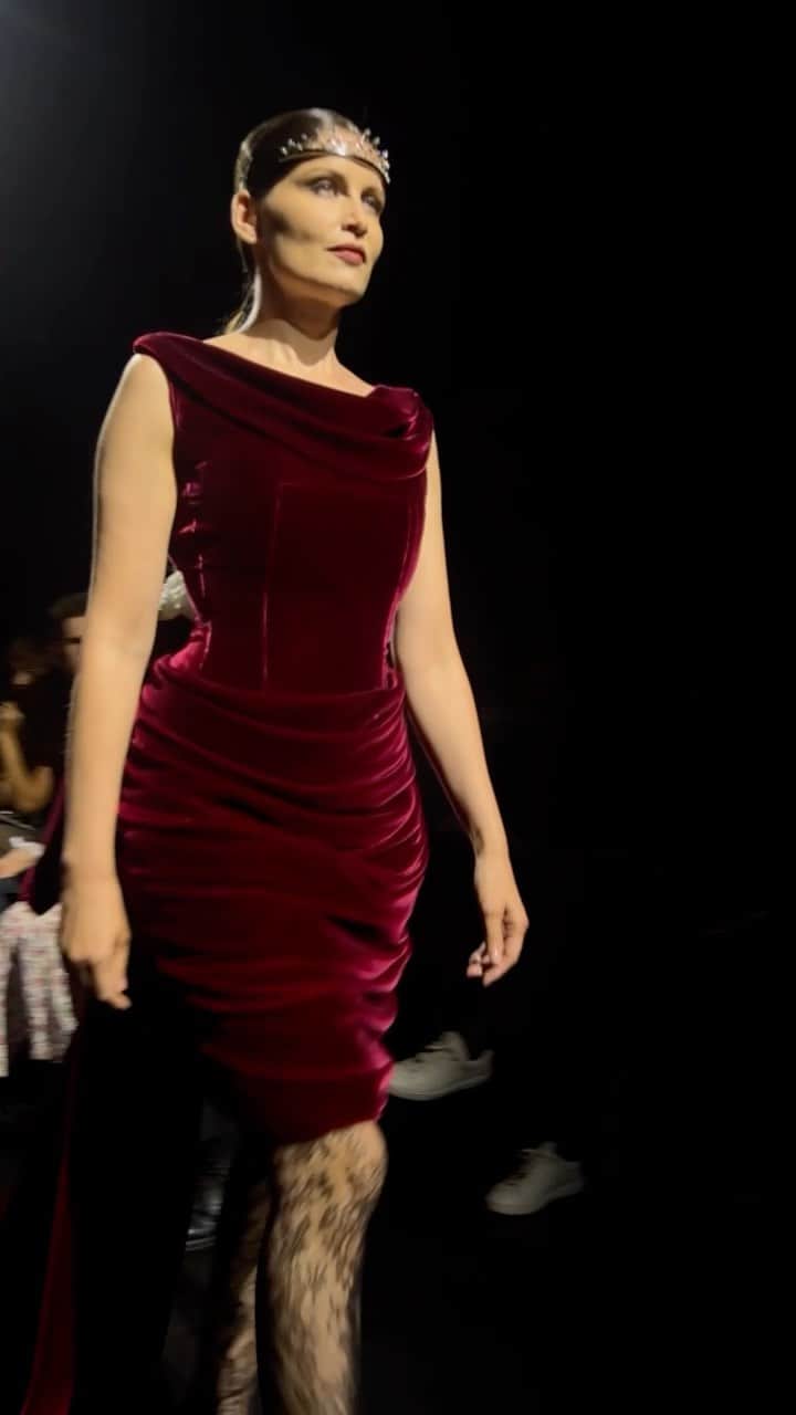 のインスタグラム：「El sonido de los zapatos de tacón ha reinado en el desfile de Alta Costura de @jeanpaulgaultier bajo la batuta creativa de @juliendossena. El diseñador ha reinventado algunos de los hitos estéticos de la firma en una pasarela en la que no han faltado nombres igual de icónicos que las prendas, como el de @laetitiacasta」