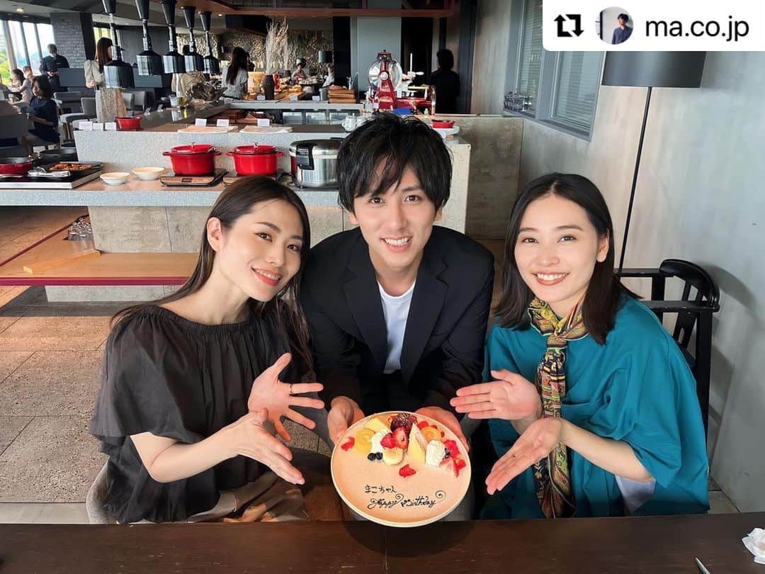 前田友香のインスタグラム：「#Repost @ma.co.jp with @use.repost ・・・ 6月に定例会『爪痕を残す会』の ユカすん　@yukamaeda.maeyuka  エリカすん　@eririn.monroe  の大好きなお二人にお誕生日お祝い🥂🎂してもらいました☺️  正直この時ばかりは心は女子。 完全女子会という事で素敵なランチとお茶会👩‍🎓☕️  ビュッフェスタイル、狙うは2種のカレー。🍛 催促してカレーの出待ちをする大人。笑笑  店員『そろそろお席のお時間です。🤵』 爪痕『すみません、すぐにかきこみますので🍛🍰』  もう1日楽しすぎてニヤニヤしてもーた。  ユカすんエリカすん本当にありがと☺️ 幸せなひとときでした♪  #ランチ #誕生日 #お祝い #サプライズ #心友 #幸せ  ➖➖➖♡  ほんとこのお二人に毎回 たくさん笑わせてもろて🤣  寝ても覚めても 口が24時間動いてるんやないかて 思う程喋る『爪会』💅  この空間すきよ✨  ぴーまこぴおめでとう🎂」