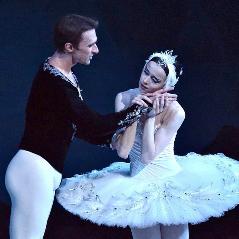 マリア・コーレワのインスタグラム：「The most beautiful love story of all - Odette and Siegfried 💔 Marianna @_mariannasorokina_ captured this tender moment with @philipp_stepin 🦢🥹  Самая красивая история любви - Одетта и Зигфрид 💔 Марианна @_mariannasorokina_ поймала наш с @philipp_stepin момент 🦢🥹」