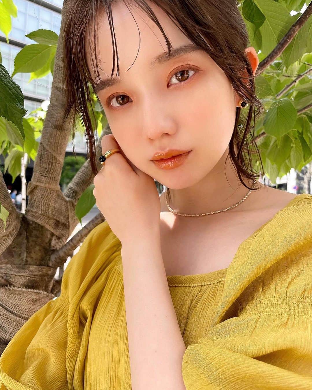 谷口翠彩のインスタグラム：「夏の香り 🌿  夏の記憶🌻  Makeup always snuggles up to my heart 🫶🏻 and give me a little confidence 💎  𝐂𝐡𝐚𝐧𝐠𝐞𝐬 𝐰𝐢𝐭𝐡 𝐡𝐚𝐢𝐫, 𝐦𝐚𝐤𝐞𝐮𝐩 𝐚𝐧𝐝 𝐟𝐚𝐬𝐡𝐢𝐨𝐧 .  毎日天気が変わるように  毎日ヘアもメイクも変わる🩰  . . .  .  #みどめいく#みどへあめいく #オレンジメイク#透明感メイク」