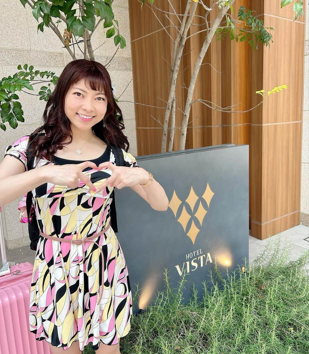 DJ MIYAさんのインスタグラム写真 - (DJ MIYAInstagram)「こんばんわあ🌈明日から旅が続くので準備中❤️  先日は中洲川端エリアにある 『ホテルビスタ福岡』さんに宿泊させていただきました💗  【6月22日 お部屋や施設全体編】  @hotelvista_fukuoka.official  観光にお出かけするのにもとてもいいところにありホテル入り口から入ったフロントもラグジュアリーで素敵でした❤️  ２階には大浴場もあって寛げました♨️  女性の方はセキュリティで安心したし癒されましたああ♡  お部屋にもお風呂があり バスアメニティはDHC♡  大きめの洗い場付きbathroomだから大浴場行かない人はお部屋のお風呂でも十分ゆっくり⭐︎  フロントのスタッフさんたちのホスピタリティが素晴らしくてとてもみなさん親切❤️  近くのコンビニで博多限定の山笠の缶のビール買ってみたりしたよ🍺  歯ブラシやブラシなどのアメニティはレセプションの所で持ってお部屋に^ - ^  セキュリティー万全なエレベーターなので宿泊者しか上へ行けないので安心ですね⭐︎✨  お部屋のbedもゆったりとしてbed周りもUSBで充電できたりと不便なことは一切なくて最新のシステムで快適でーした💫  めっちゃ最上階11Fのお部屋だから眺めもよかった💕  たのしいホテルstayをありがとうございました🌈 みんなも行ってみてね♡  ◉最寄駅　中洲川端駅3分  ◉コンビニ　徒歩5分以内にセブン、ローソン、ファミマあり ◉Wifi あり  ◉近隣　博多座、メガドンキホーテ  ◉総部屋数:204室  ◉大浴場 あり2階 ◉コインランドリー　あり  ◉駐車場: ５台先着順 一泊一台1,500円(税込) （機械式のため車高及び車幅制限あり 満車時は提携駐車場を案内）  撮影日:22.Jun.2023   福岡県福岡市博多区上川端町14-28  #ホテルビスタ #ホテルビスタ福岡 #ホテル #ホテルステイ #九州旅行 #hotelvistafukuoka #fukuokatrip #ホカンス #ホテル宿泊 #宿泊記 #Hotelvista #ホテルライフ #宿泊記 #ラグジュアリーホテル #福岡観光 #国内旅行 #日本推荐 #福岡旅游 #宿泊レポ #トラベラー #インフルエンサー #インスタグラマー #ホテル好き #女子旅 #タビジョ #旅ブロガー #旅行vlog #YouTube #tripadvisor #旅好き女子 #マイトリップMIYA #九州旅行」7月5日 23時30分 - dj_miya