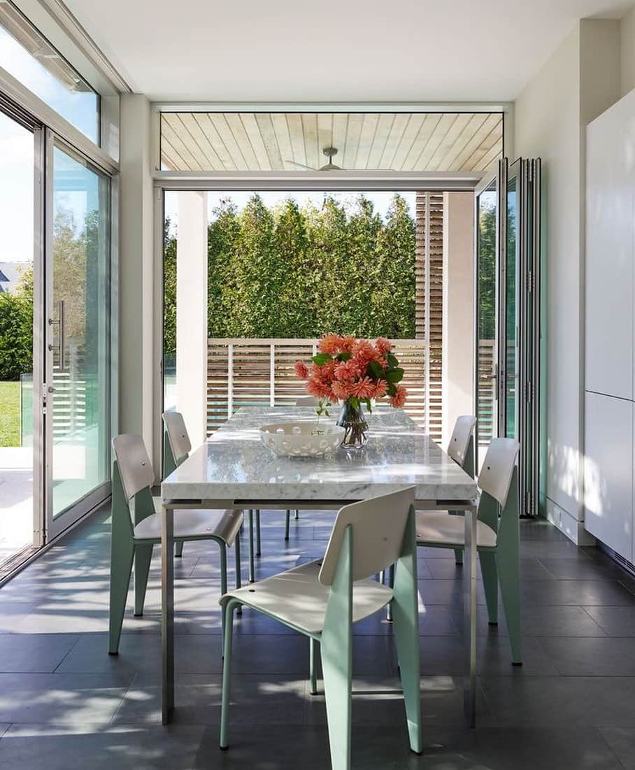 Homepolishのインスタグラム：「What a lovely spot for breakfast! Wishing everyone a sunny day today (who else had a soggy 4th?) ☀️Design by Bella Mancini, photo by Richard Powers. Architecture by Douglas Wright. Via #archdigest online.  @bellamancinidesign @richardpowersphoto @douglas_wright_architects   #designinspo #roomwithaview #designresource #homegoals #kitchendesign #prouve #beautifulinteriors #joinfreddie」