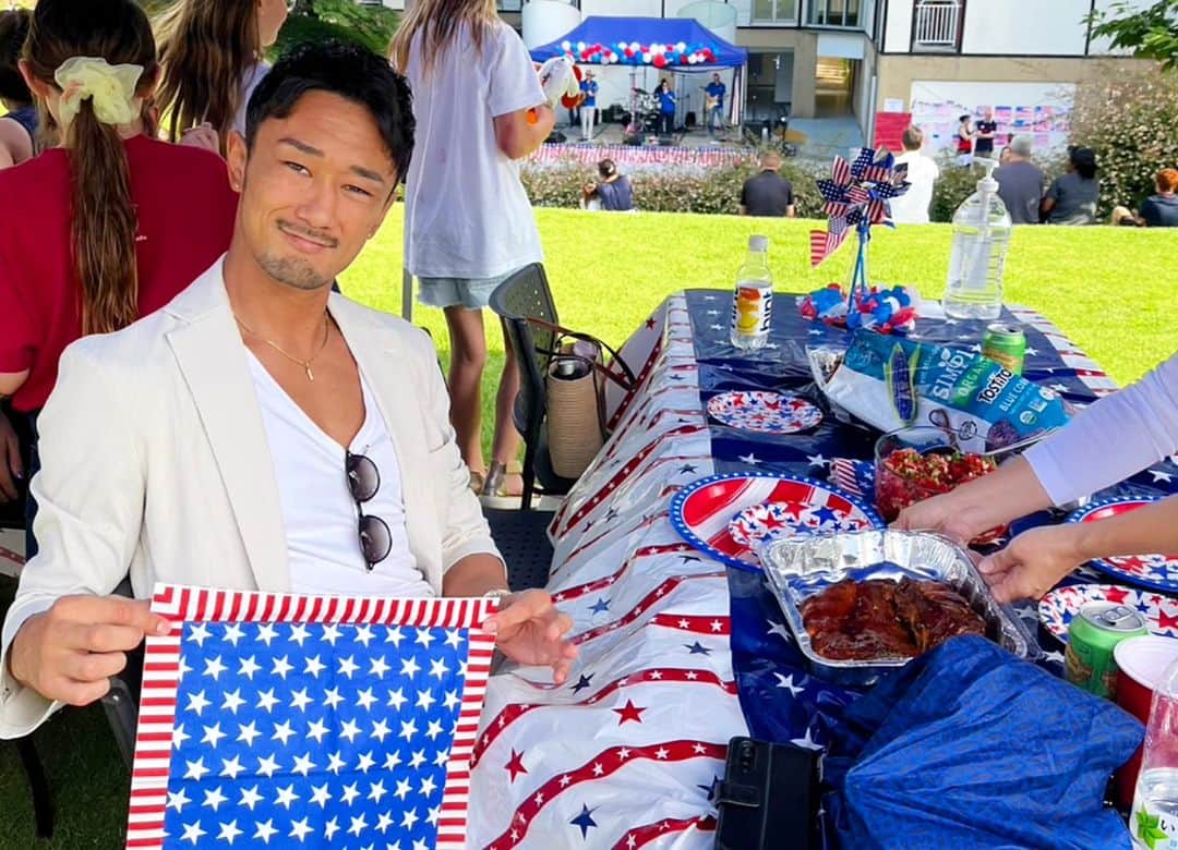 梅野源治のインスタグラム：「アメリカの独立記念日ということで 知人にご招待いただき🇺🇸大使館へ  普段は行けない場所や人をご紹介いただき感謝🫰💯 やっぱり人間関係はとても大切だな〜  みんなも目に見えるものより 目に見えないものを大切に👌」