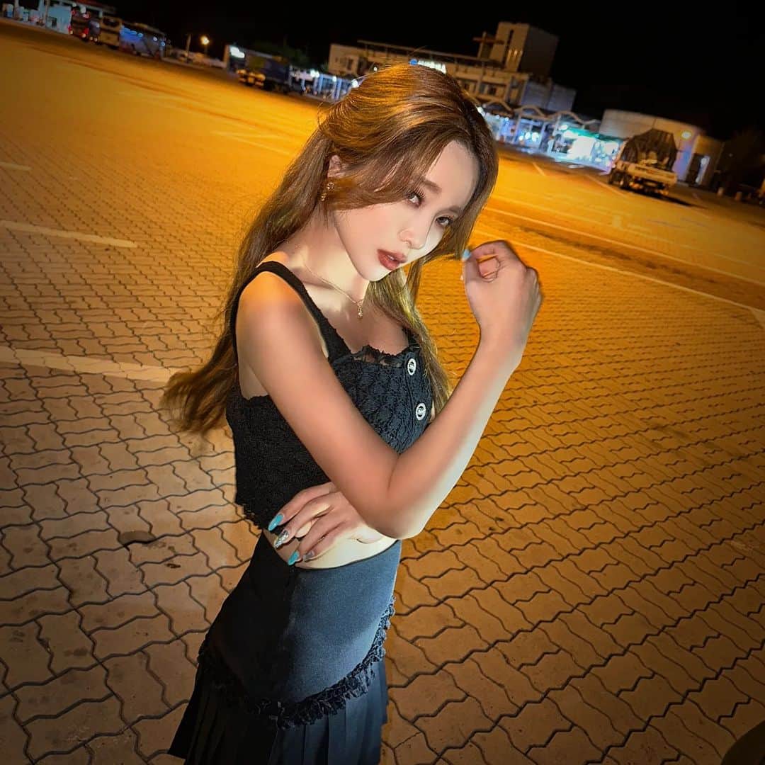 ホン・ジニョンのインスタグラム：「인스타 감성샷 그거 어떠케하는거에요?ㅋㅋㅋㅋㄱㄱ #개슴츠레눈을떠보았.. #하지만이게아닌거같.. #그래도나름 #휴게소갬성샷 이라고 우겨봅니다ㅋㅋㄱ😅」