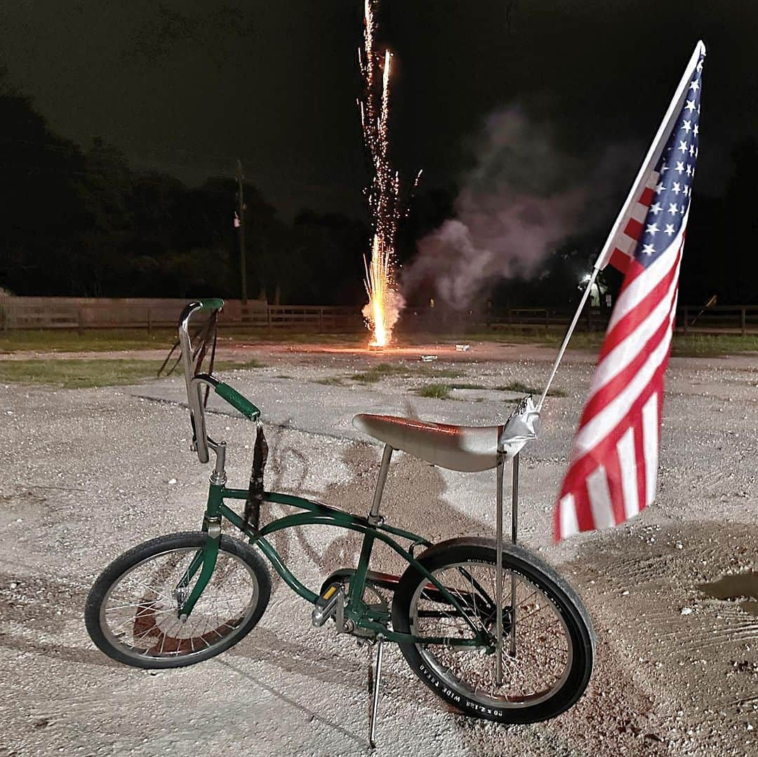 ショーン・パトリック・フラナリーさんのインスタグラム写真 - (ショーン・パトリック・フラナリーInstagram)「A 1967 Schwinn Stingray w/ home made 8-track streamers compliments of Skynyrd’s debut title track pulled out & cut with love & perfection stood witness to all. Obligatory Flanery 4-stacker included. God bless you, America… and Happy Birthday! Godspeed all. ⚡️TCFB 🇺🇸🦅🗽」7月5日 23時41分 - spflanery