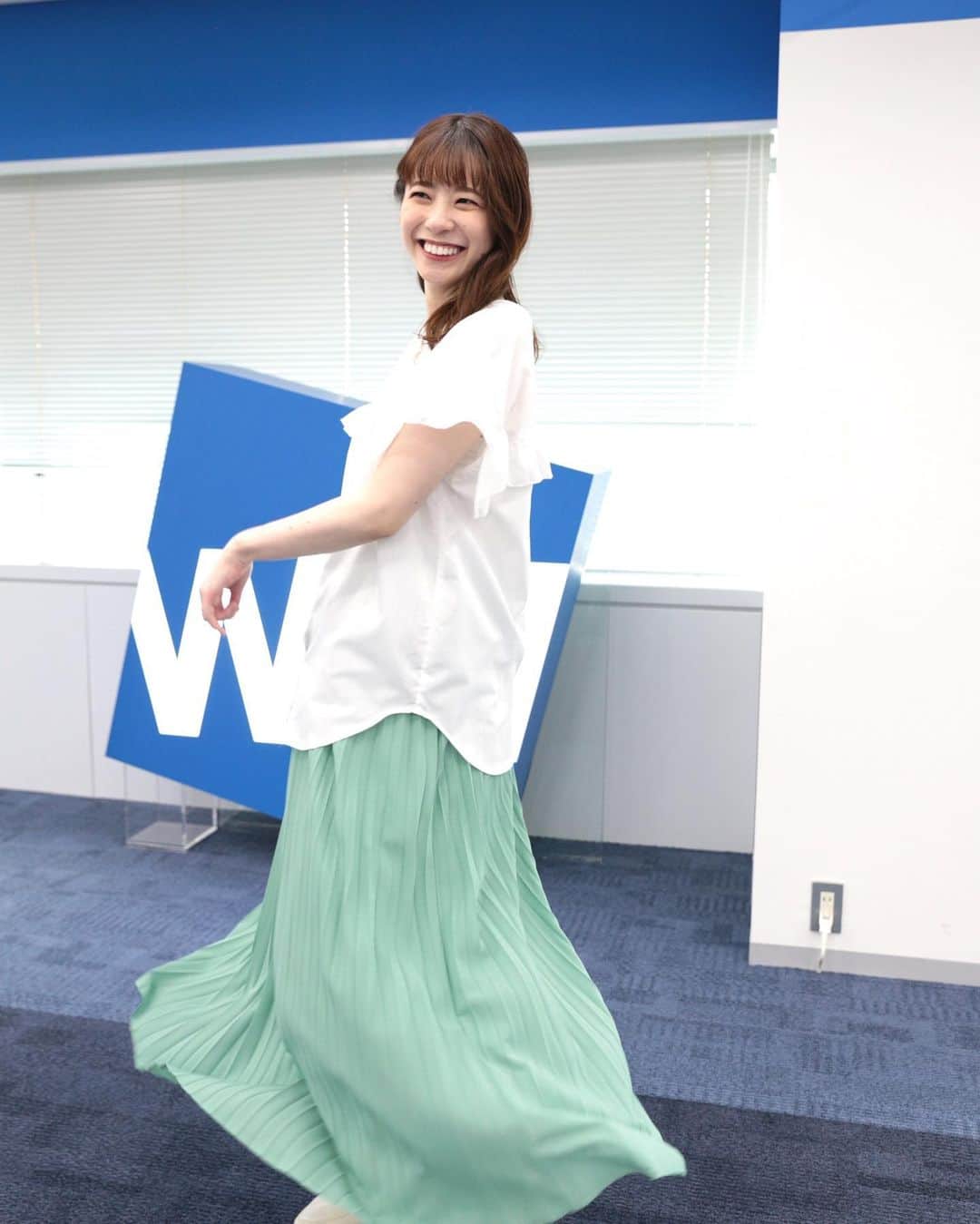 のインスタグラム：「. 7月5日（水）コーヒータイム☕️ 衣装協力👗  ●tops＆skirt：coenさん ＠coen_official ※トップスはWEB限定販売です  ●earring：OSEWAYAさん @osewaya_official  暑い日の夏のお出かけが爽やかな気分になりそうなコーディネート🌻 揺れるスカートが可愛い💚 パールのイヤリングも素敵✨  素敵な衣装、スタイリングをありがとうございました🌼  #ウェザーニュースlive  #衣装協力 #衣装提供 #キャスター衣装 #なんだかとっても楽しそうな写真」