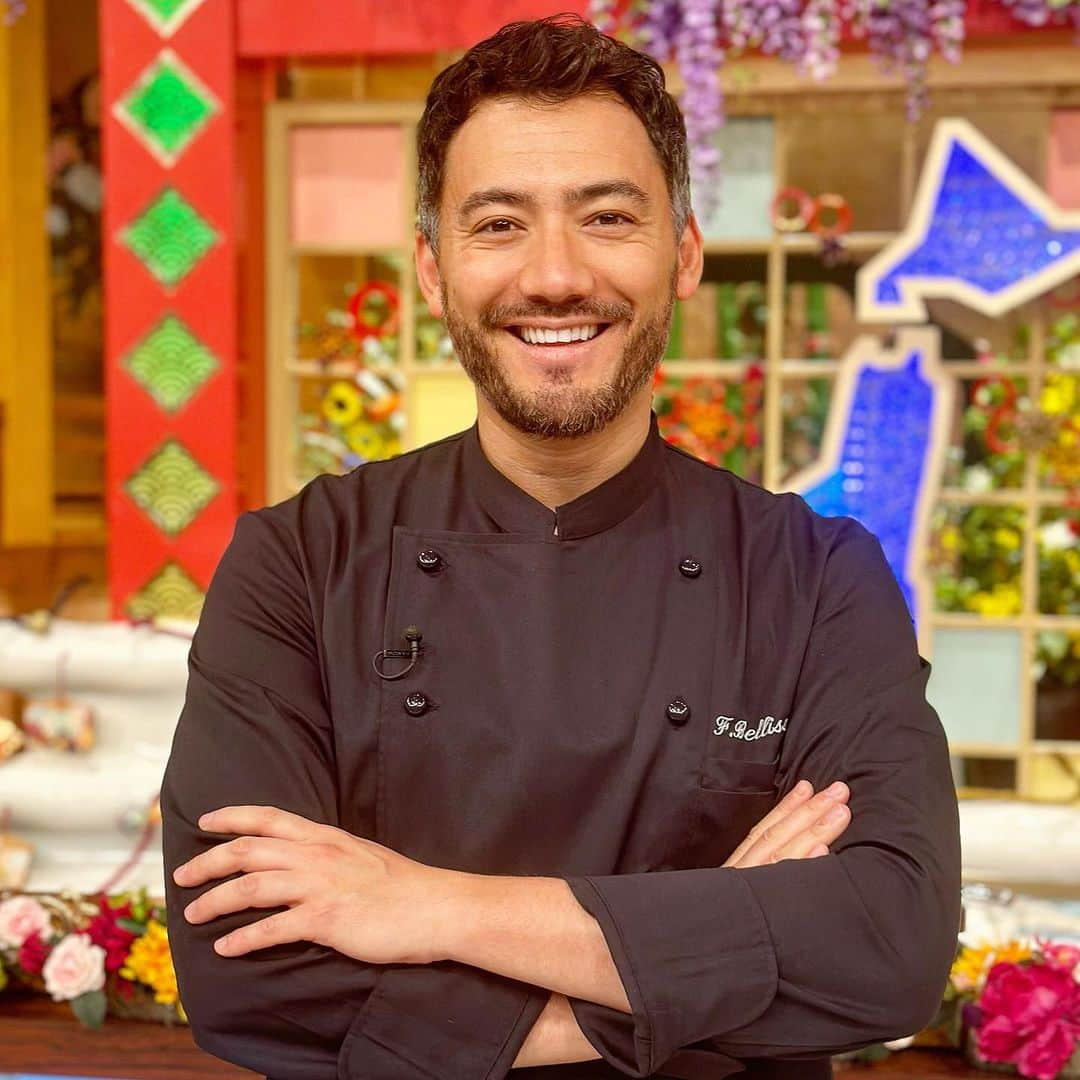 ベリッシモ・フランチェスコのインスタグラム：「Shooting time for Bellissimo chef at TV Asahi🎥👨‍🍳 テレビ朝日で「視察団」の収録に参加させて頂きました！感謝❤️ In TV sembro quasi serio…😂 #ベリッシモ #料理研究家 #イタリア料理研究家 #イタリア料理研究家ベリッシモフランチェスコ #料理研究家ベリッシモ #francescobellissimo #chef #tvchef # celebritychef #italianchef #イタリアンシェフ　#イタリア料理人 #イタリア人 #芸能人 #テレビ #視察団 #テレビ朝日 #収録 #髭 #髭男 #イケオジ #イケメン #外国人タレント #studiotelevisivo #bellissimochef #chefmode #chefstyle #ignoranzaallostatopuro #enjoylife #enjoying」