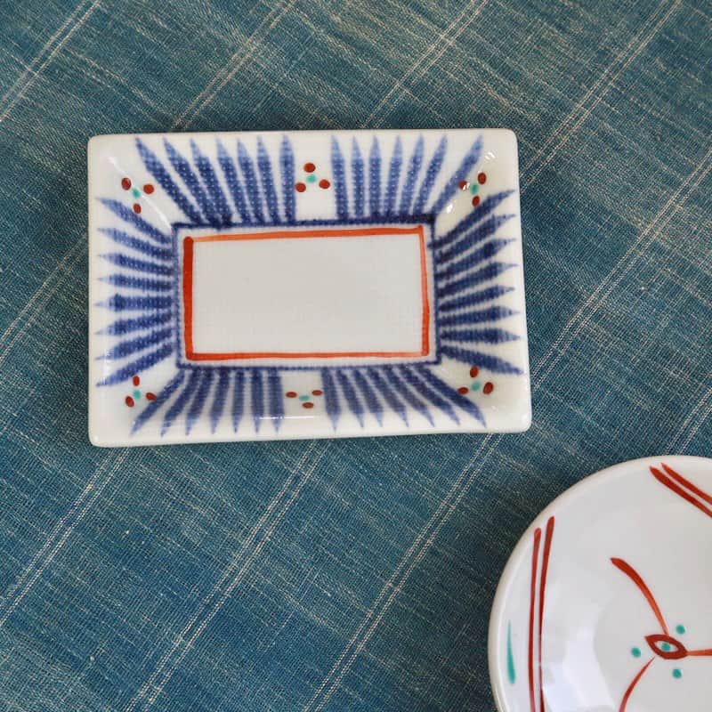 moyaisさんのインスタグラム写真 - (moyaisInstagram)「砥部焼・梅山窯の、縁に十草三つ紋模様（とくさみつもんもよう）が施された、どこか懐かしく、可愛らしい角皿です。夏に涼しさを運んでくれる磁器。醤油皿や漬物皿にどうぞ。  #美しい暮らしの良品 #yaora  #愛媛 #砥部焼 #梅山窯 #磁器」7月5日 23時45分 - yaora.life