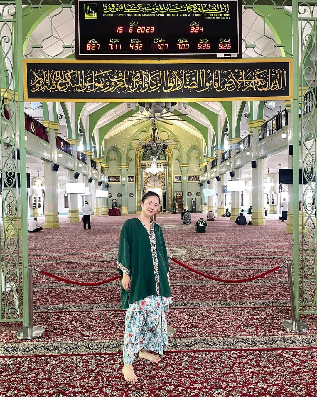 のインスタグラム：「Arab Street🇦🇪 ・ ・ サルタンモスク🕌 無料で参拝できてローブのレンタルもありました🙆‍♀️宗教施設なので写真はだめかな、、、と思って中の資料とかを読んでたら真ん中に立って！写真撮ってあげるよ！ってめっちゃ親切やった😂 ハジレーンの壁画アートも面白かったしカラフルな街並みも異国感があってとってもよかった〜✨✨✨ #arabstreetsingapore  #アラブストリートシンガポール  #シンガポールひとり旅」