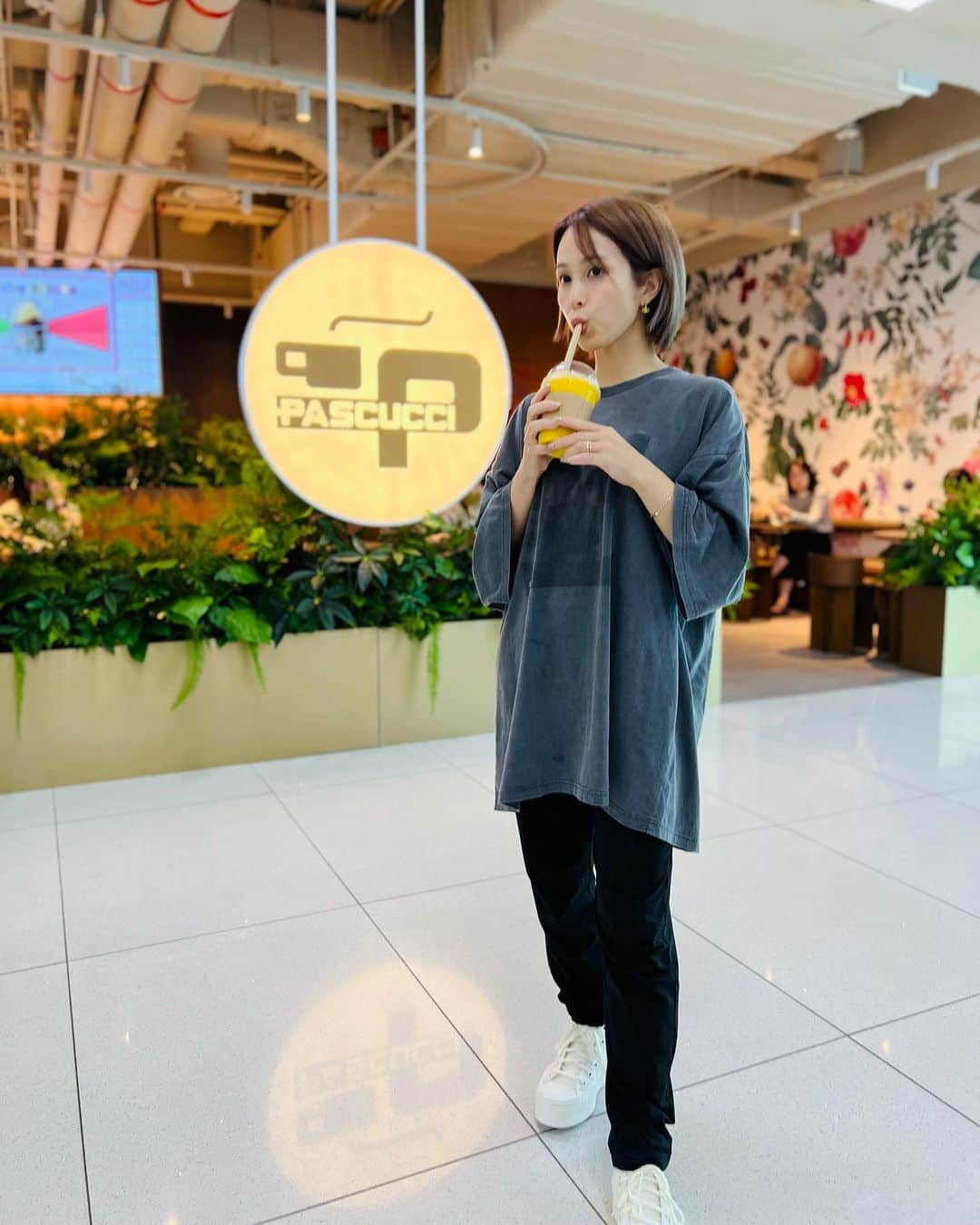 犬童美乃梨さんのインスタグラム写真 - (犬童美乃梨Instagram)「空港でマンゴーヨーグルトスムージー🥭🍦 意味わからんくらい美味しかったんだけど！！！！！！！笑  #韓国 #🇰🇷 #ファッション #コンバース #converse #スニーカー」7月5日 23時48分 - minudo