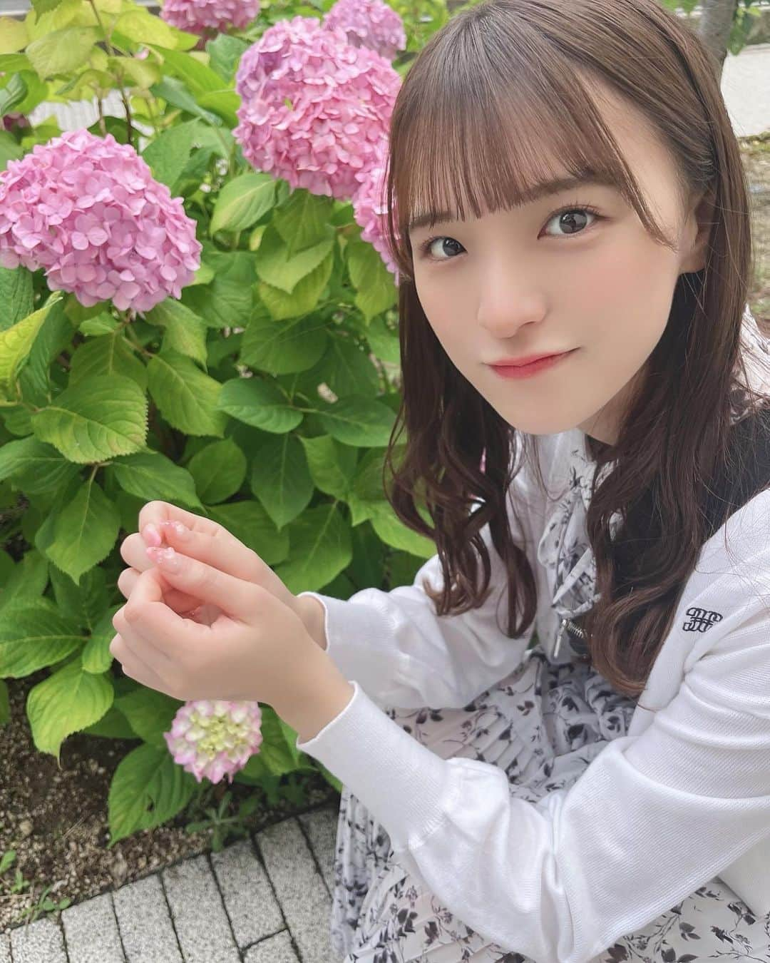 茉城奈那さんのインスタグラム写真 - (茉城奈那Instagram)「紫陽花咲いてた〜🫧 ⁡ ⁡ ⁡ ⁡ ⁡ ⁡ #アイドル #地下アイドル #idol #ınstagood #ヘアアレンジ #巻き髪 #ピンクブラウン #ブラウンカラー #グレージュ」7月5日 23時53分 - nanchan_1010