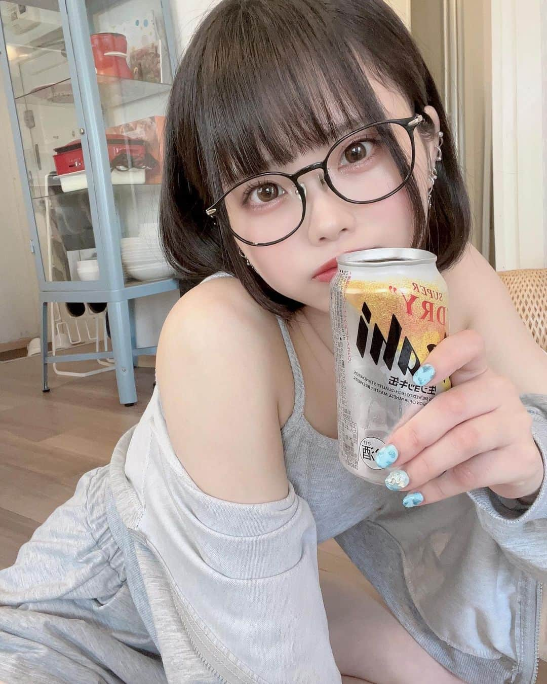 まめだいふくさんのインスタグラム写真 - (まめだいふくInstagram)「どのビールがすきとかまだわかんないです！おすすめおしえて〜！！  ・ ・ ・ #cosplay #cosplaygirl #japanesegirl #japanesegirlmodel #japanesecosplayer #时装 #时装模特 #角色扮演 #動漫 #코스프레  #코스프레소녀 #粉我 #粉我时装 #自撮り女子 #selfie #自拍 #셀카 #셀카그램 #コスプレ #コスプレイヤー #ピアス #軟骨ピアス #ボブヘアー #ボブヘアアレンジ #黒髪ボブ #ヘアアレンジ #インダストリアル #トラガス #部屋着女子 #メガネ女子」7月5日 23時59分 - poyodaifukuya06