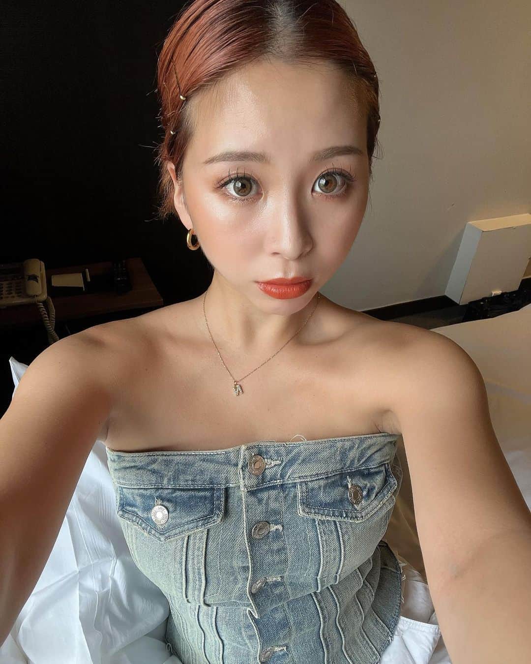 ヒロタナギサのインスタグラム：「_  今年の夏こそは、 日焼け止め使っていきますと 心に誓ったはずやのに 韓国に日焼け止め自体を持ってきてないという事実😮‍💨  韓国の日差し舐めてましたって 反省しました😮‍💨笑  7月の韓国は34度とかでめちゃ暑でつ🇰🇷 #nagisatrip」