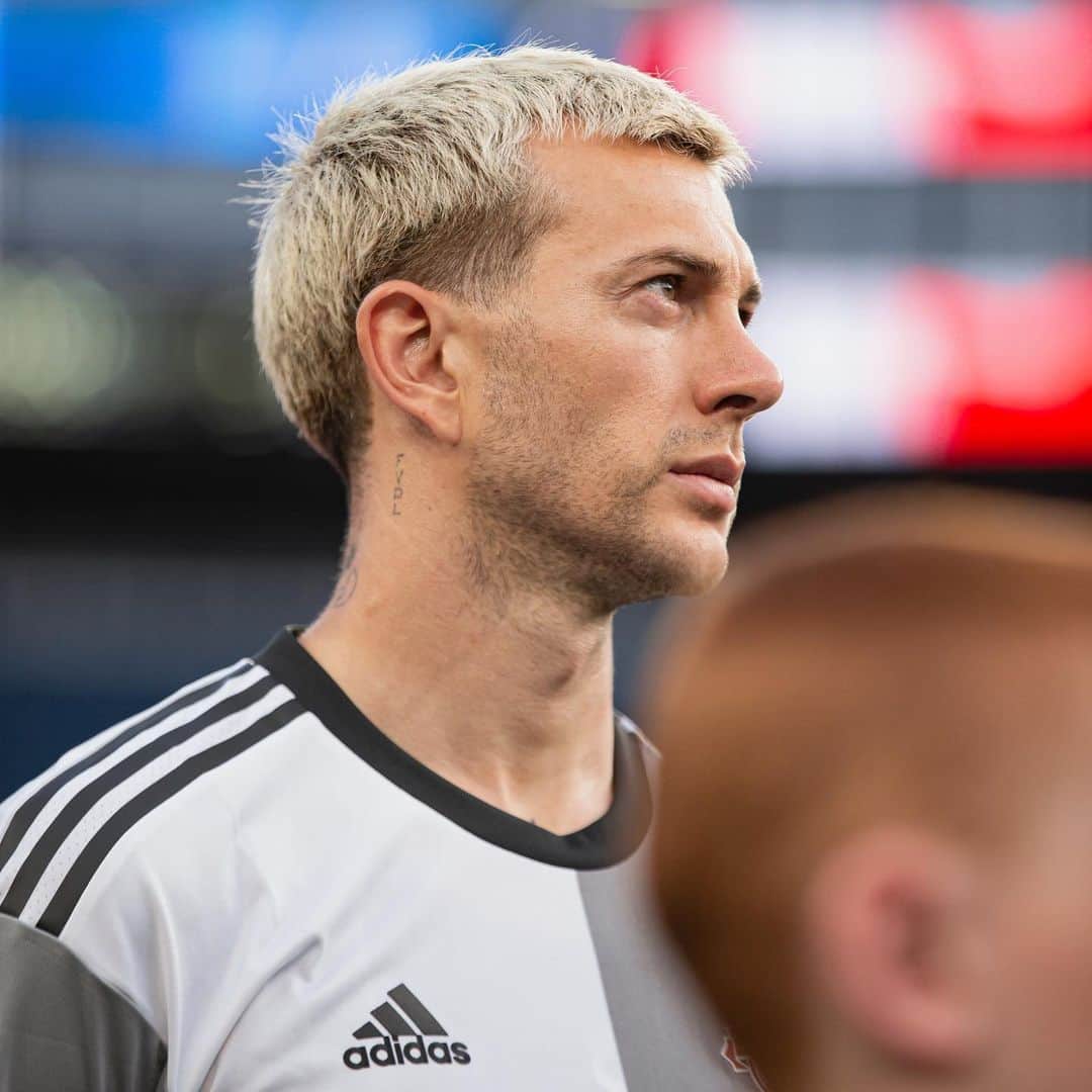 フェデリコ・ベルナルデスキのインスタグラム：「I want to clarify that there was no headbutt.  It was a bad gesture due to the frustration of the moment we are going through.  I would like to express once again my deepest apology to my teammates, the coaching staff, the club and to all fans,too.  Ci tengo a chiarire che non c’è stata nessuna testata.   È stato un brutto gesto dovuto alla frustrazione per il momento difficile che stiamo attraversando.   Voglio esprimere ancora una volta le mie profonde scuse ai miei compagni di squadra,allo staff tecnico,alla società e a tutti i tifosi.  #tfc #torontofc #mls」