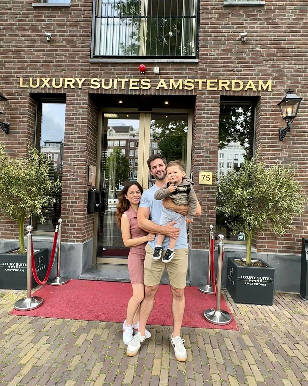 ブラント・ドーハティのインスタグラム：「5 years ago I asked this lady to marry me in Amsterdam. I love this city but haven’t had a chance to return since then. Big thanks to @luxurysuitesamsterdam for hosting us so we could show Wilder where it all began ❤️」