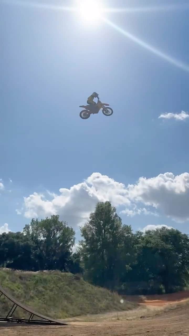 のインスタグラム：「Making 153ft (46m) look easy 🤯 @tylerbereman   🔗 in bio for the full video   #mx #freeride #jump」