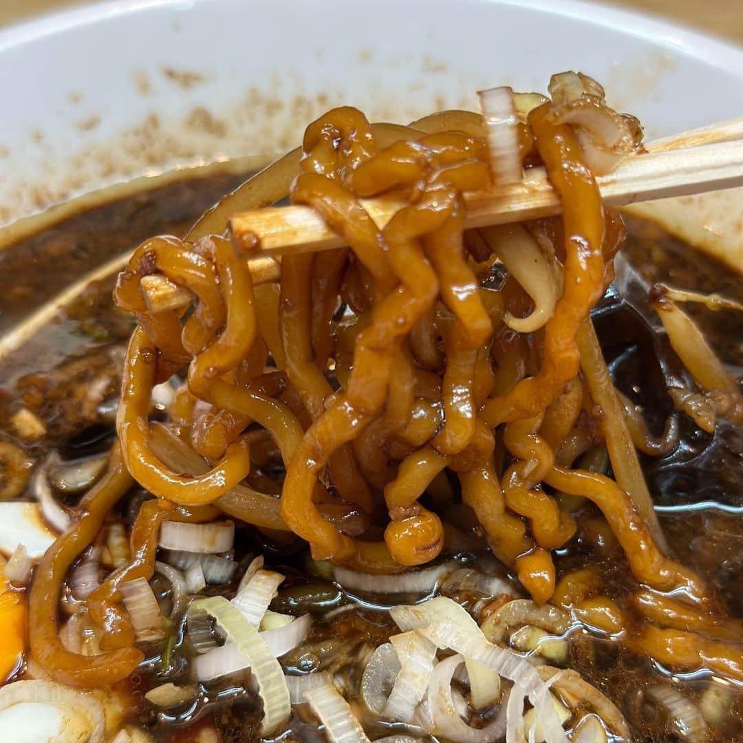 吉川ちかさんのインスタグラム写真 - (吉川ちかInstagram)「札幌にある いそのかづおさん☺️💓 濃厚醤油ラーメン、 黒いスープが特徴の「札幌ブラック」がおすすめ！！  真っ黒スープで とにかく濃い🤣💓 ニンニク🧄が効いてるし 炒めたモヤシの香りがふわっとしてスープもごくごく飲めるw  麺はごわっと太めちぢれ麺 とにかく美味しい😭💓  もう札幌へ行ったら ここのラーメンしか 行きたくないってぐらい美味しかった！ (前回酔って行ったら改めて素面で食べたら感動した👏)  #いそのかづお#いそのかづおの札幌ブラック#札幌ブラック#醤油ラーメン#札幌グルメ#札幌観光」7月6日 0時05分 - yoshikawachika_1116