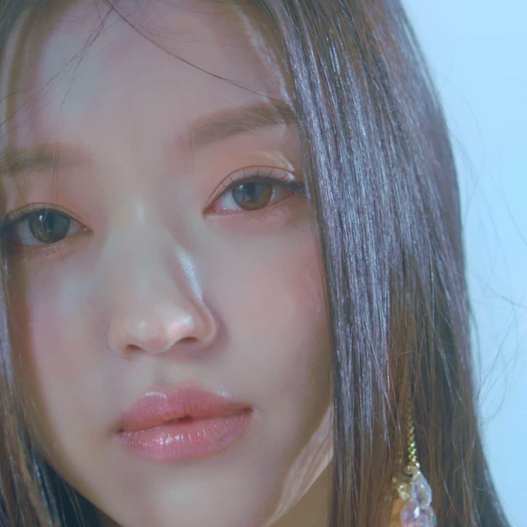 OH MY GIRLさんのインスタグラム写真 - (OH MY GIRLInstagram)「OH MY GIRL 9TH MINI ALBUM  [Golden Hourglass]  CONCEPT FILM #유아 #YooA  𝐼𝑡'𝑠 𝑡ℎ𝑒 ℎ𝑜𝑢𝑟 𝑡𝑜 𝑙𝑜𝑣𝑒 𝑦𝑜𝑢𝑟𝑠𝑒𝑙𝑓  2023.07.24 6PM (KST)  #오마이걸 #OHMYGIRL #OMG #Golden_Hourglass」7月6日 0時06分 - wm_ohmygirl