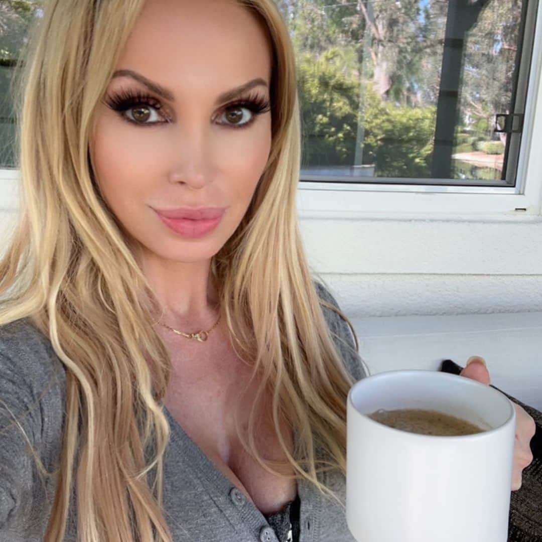 ニッキー・ベンツのインスタグラム：「How do you take your coffee or tea? Happy #Wednesday by the way ☕️」