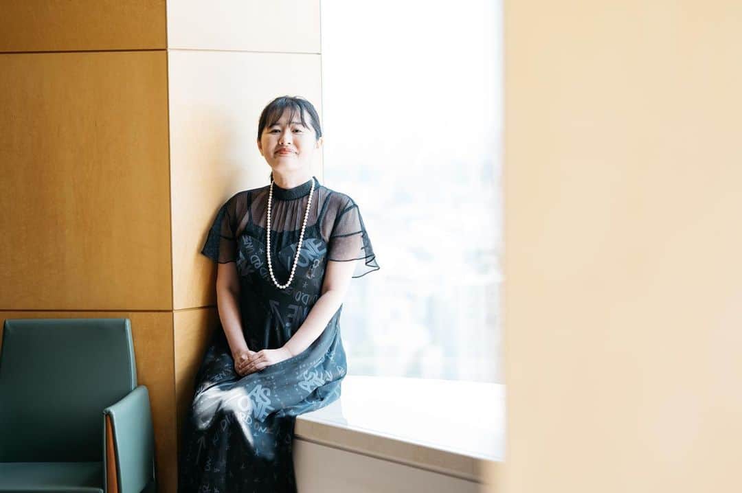 Wakana Babaのインスタグラム：「オレンジページnetで柚木麻子さん撮影。インタビューの合間に小説の登場人物のその後を自然に話してらっしゃるのを横で聞いていて、柚木さんの中で完璧に存在して続きを生きているんだな！作家の頭の中ってどうなってるんだ？すんごいなあ！としみじみ。新著「オールノット」と、オレンジページnetでの新連載「柚木麻子の『拝啓、小林カツ代様』〜令和のジュリー&ジュリア〜」に関するインタビュー。面白かった。 インタビュアーは唐澤理恵さん。 #wakanababaworks」