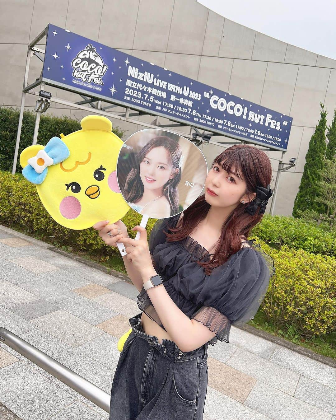 たんりいのインスタグラム：「. . NiziU Live with U 2023 "ココ！夏 Fes." 🌻🫰💕✨ in 国立代々木競技場 🗼  ツアー初参戦っ！！✨✨ グッズ並びで疲れ果て 体力持たなかったけど沢山 話して笑ってライブ見て 楽しかったーーー🌈💕💕💕  あいりょんとたくさん写真 撮ったからまた載せる🫶✨✨  .  #niziu_ココ夏fes #COCOnutFes #NiziU_tour #niziu_live_withu_2023 #niziuライブ #niziuグッズ #東京ドーム #ライブ参戦 #ライブ参戦服 #リオちゃん推し #推し活 #推し活グッズ #推しのいる生活 #たんりい推し活」