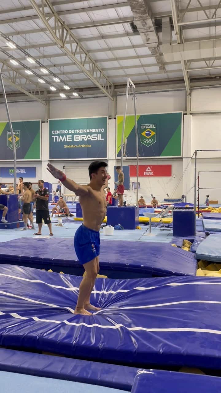 アルトゥール・オヤカワ・マリアノのインスタグラム：「😊😊 voltandoooo e aprendendo cada vez mais! 🙌🏻 @cbginastica @upagpagu @timebrasil @cris_gym_coach @hdbatata」