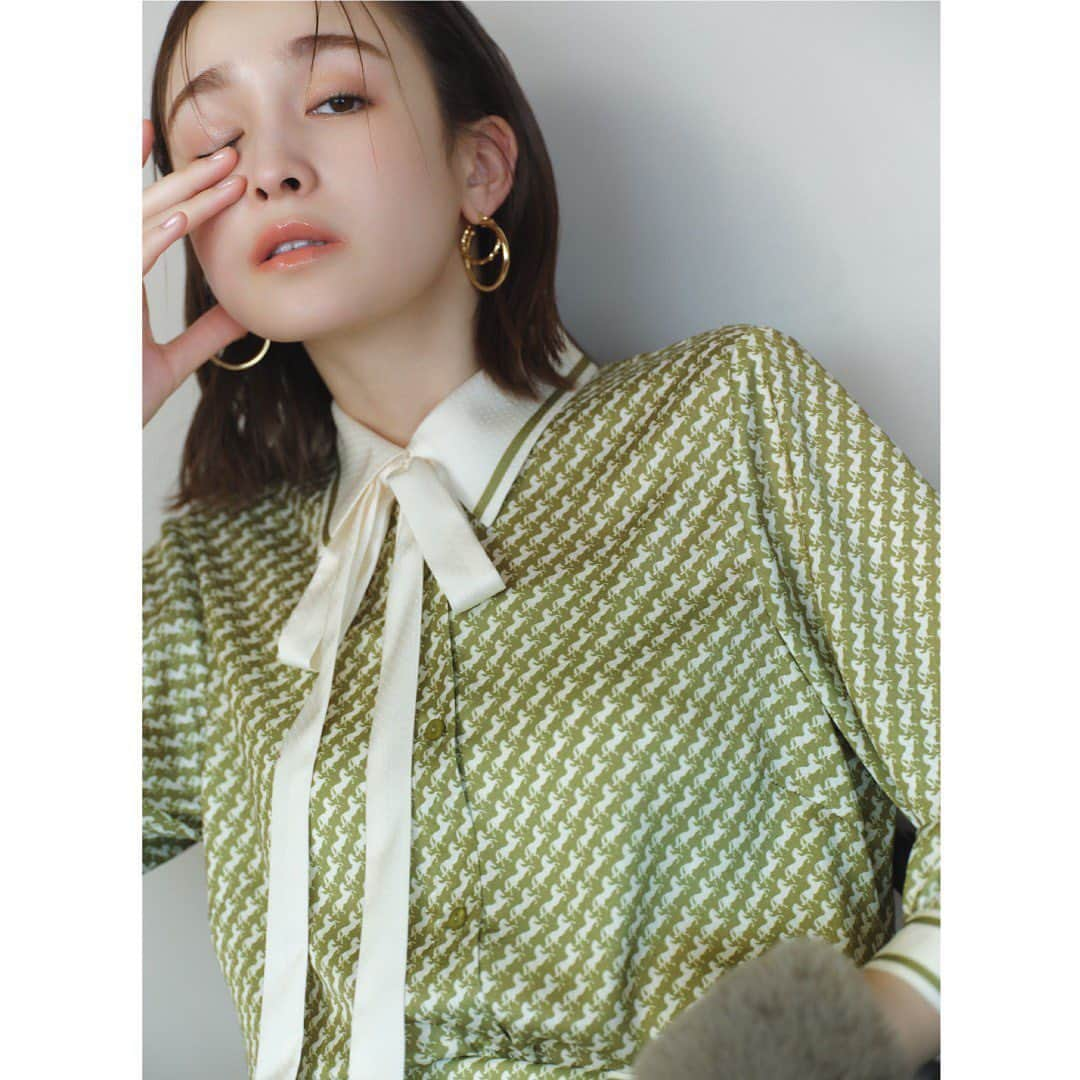 Lily Brownさんのインスタグラム写真 - (Lily BrownInstagram)「- PRE ORDER - LILY BROWN 2023 Autumn Collection  “ACTIVE mood” ストリートカルチャーを彷彿とさせるアクティブなピースと エレガントなムードを調和させ、クラス感の漂う装いに昇華させた 2023年秋の最新コレクション  【7/6 thu 12:00- 】 モデル・藤井サチが纏う秋の最新LOOK BOOKの先行予約がオンラインにてスタート!! 秋の新作アイテムをいち早く公開いたします☺︎  ■MAポイント10％ UPキャンペーン 7/6(木)～7/8(土)の3日間、2023AW先行予約対象商品をご購入いただいたMA CARD会員様には、会員ランクに関わらず一律で還元率10％のポイント付与いたします。  ■先行予約会開催サイト LILY BROWNオフィシャルオンラインストア MASH STORE（公式アプリ） USAGI ONLINE ZOZO TOWN Rakuten Fashion  #lilybrown #リリーブラウン #vintage #vintagefeature #先行予約 #autumn #秋 #新作」7月6日 0時18分 - lily_brown_official