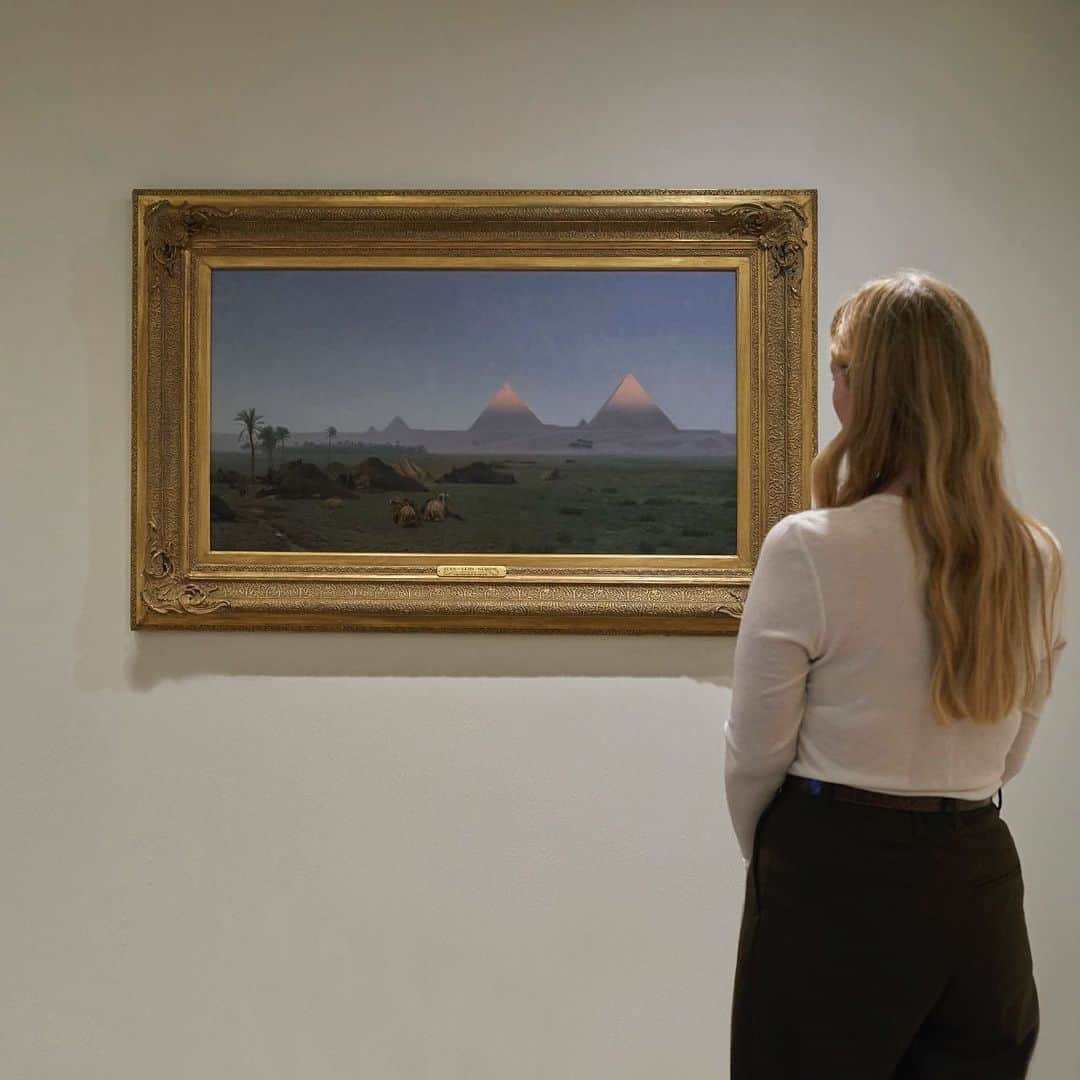 のインスタグラム：「Christie's British and European Art sale encompasses a range of movements from 19th Century European, Orientalist, Victorian, Pre-Raphaelite & British Impressionist Art.⠀ ⠀ Featured within the sale is 'The First Kiss of the Sun' by Jean-Léon Gérôme, which has been said to be one of the artist's most accomplished landscapes. The work captures the pyramids of Giza suffused in the golden morning light of the desert sun. A subtle haze created by the sand and sunlight lends the picture an air of otherworldliness.⠀ ⠀ Further Highlights include works by Sir Alfred James Munnings, Dame Laura Knight, R.A., R.W.S. and Alfred William Parsons, R.A., R.I., P.R.W.S.⠀ ⠀ 📍British and European Art: 13 July | London.⠀⠀ ⠀⠀ #BritishArt #EuropeanArt #ClassicWeek」