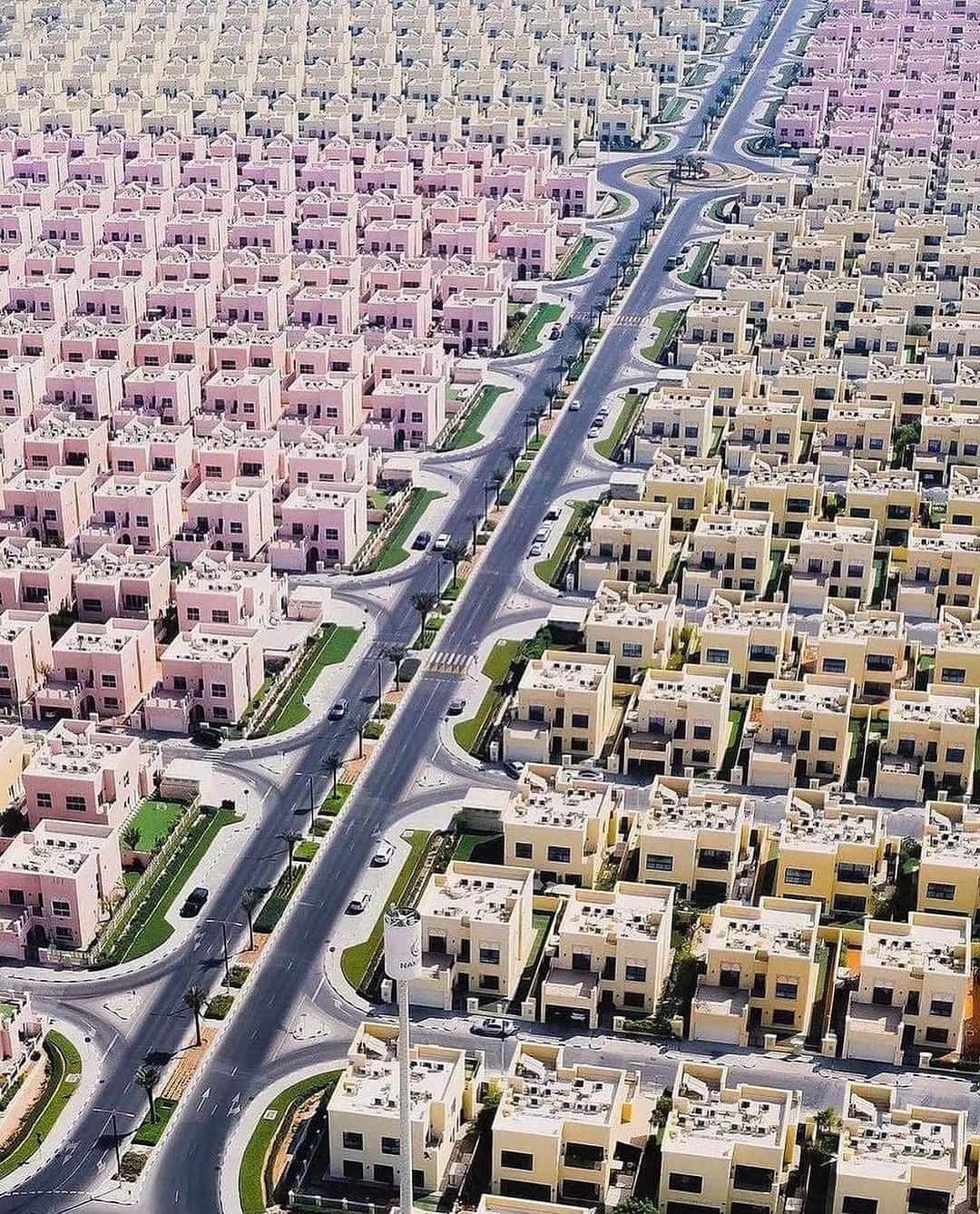 StreetArtGlobeのインスタグラム：「Could you live here? 🤷🏽‍♂️🏠  Mass built villas in Nad Al Sheba, Dubai.   via @studio_magga」