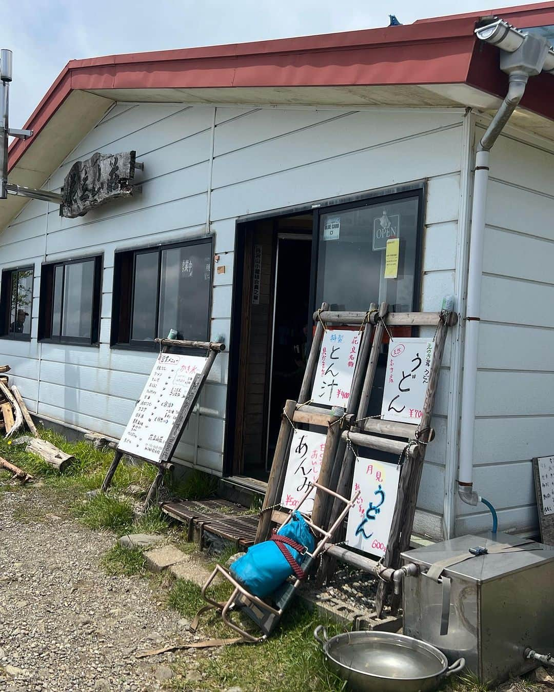 桐谷蝶々さんのインスタグラム写真 - (桐谷蝶々Instagram)「今年は登山の写真を載せたいので遅くなってものせます！笑  5月の思い出 神奈川の塔ノ岳へ登ってきました✨ 標高差が約1200m、長く続く階段が有名で馬鹿尾根と呼ばれてる山⛰  ポイント毎に、ベンチや山小屋があり適度に休憩を挟めて楽しく登れました🥰  この日、めっちゃ暑かったです〜 暑くて暑くて、かき氷食べた🍧  花立山荘の かき氷大きくてびっくりしました🫢  1人なので食べきれないと困るから 先に大きさ聞いてるんだけど、 最初に聞いた時より大きいのが来たので、びびりました笑  楽しかったなーまた行きたいです☺️⛰  今回は、大倉→山頂をピストン 休憩含めてコースタイムは6時間48分でした。次はヤビツ峠から登ってみたい  下山して、豆腐ドーナツ&アイス食べました🍩 うまー！  📍塔ノ岳（とうのだけ） 標高1490m  小田急渋沢駅北口からバス「渋02 大倉行」にて大倉下車  #登山 #塔ノ岳 #大倉尾根 #神奈川の山 #登山コーデ #登山好き」7月6日 0時19分 - choucho_kiri