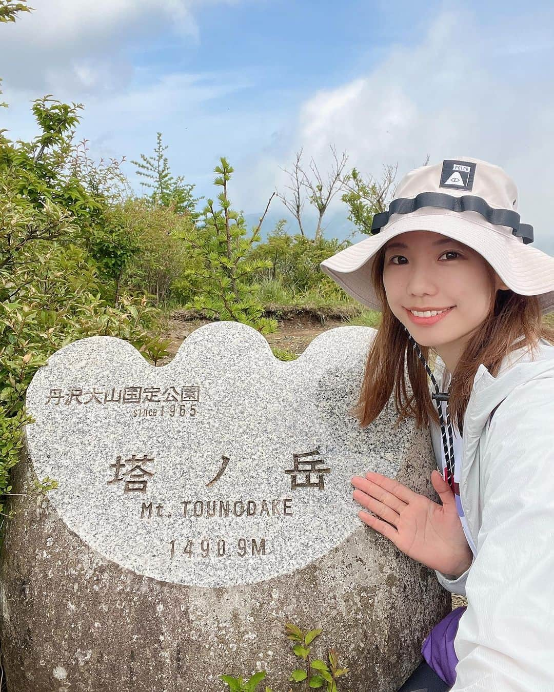 桐谷蝶々のインスタグラム：「今年は登山の写真を載せたいので遅くなってものせます！笑  5月の思い出 神奈川の塔ノ岳へ登ってきました✨ 標高差が約1200m、長く続く階段が有名で馬鹿尾根と呼ばれてる山⛰  ポイント毎に、ベンチや山小屋があり適度に休憩を挟めて楽しく登れました🥰  この日、めっちゃ暑かったです〜 暑くて暑くて、かき氷食べた🍧  花立山荘の かき氷大きくてびっくりしました🫢  1人なので食べきれないと困るから 先に大きさ聞いてるんだけど、 最初に聞いた時より大きいのが来たので、びびりました笑  楽しかったなーまた行きたいです☺️⛰  今回は、大倉→山頂をピストン 休憩含めてコースタイムは6時間48分でした。次はヤビツ峠から登ってみたい  下山して、豆腐ドーナツ&アイス食べました🍩 うまー！  📍塔ノ岳（とうのだけ） 標高1490m  小田急渋沢駅北口からバス「渋02 大倉行」にて大倉下車  #登山 #塔ノ岳 #大倉尾根 #神奈川の山 #登山コーデ #登山好き」