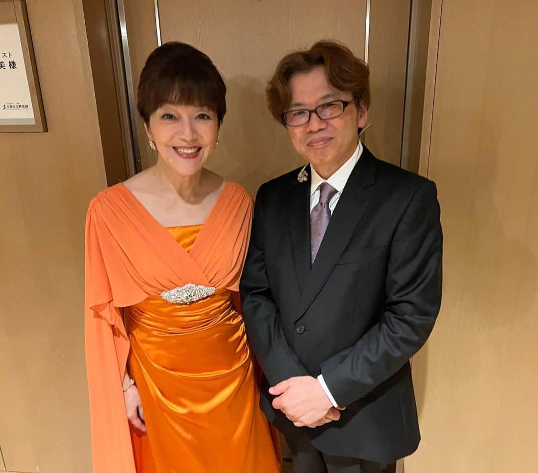 岩崎宏美さんのインスタグラム写真 - (岩崎宏美Instagram)「七夕チャリティコンサートに ゲスト出演いたしました。 京都コンサートホールに於いて、京都市交響楽団の皆さん85名 マエストロは、なんと私の次男と同い年という、山脇幸人さん。 コンサートマスターは、本日33歳のお誕生日を迎えた会田莉凡さん。そして私の歌う曲でピアノを弾いてくださった上杉洋史さん ２部構成で、私はコンサートの後半、「夢やぶれて」「美女と野獣」「太陽が笑ってる」そしてアンコールに「聖母たちのララバイ」を歌わせていただきました。 愛の溢れる素晴らしい現場でした。 ありがとうございました。 #京都コンサートホール #京都市交響楽団 #山脇幸人 #相田莉凡 #上杉洋史 #岩崎宏美 #七夕」7月6日 0時30分 - hiromiiwasaki_official