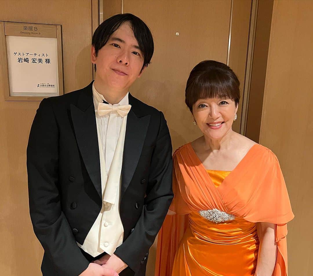 岩崎宏美さんのインスタグラム写真 - (岩崎宏美Instagram)「七夕チャリティコンサートに ゲスト出演いたしました。 京都コンサートホールに於いて、京都市交響楽団の皆さん85名 マエストロは、なんと私の次男と同い年という、山脇幸人さん。 コンサートマスターは、本日33歳のお誕生日を迎えた会田莉凡さん。そして私の歌う曲でピアノを弾いてくださった上杉洋史さん ２部構成で、私はコンサートの後半、「夢やぶれて」「美女と野獣」「太陽が笑ってる」そしてアンコールに「聖母たちのララバイ」を歌わせていただきました。 愛の溢れる素晴らしい現場でした。 ありがとうございました。 #京都コンサートホール #京都市交響楽団 #山脇幸人 #相田莉凡 #上杉洋史 #岩崎宏美 #七夕」7月6日 0時30分 - hiromiiwasaki_official