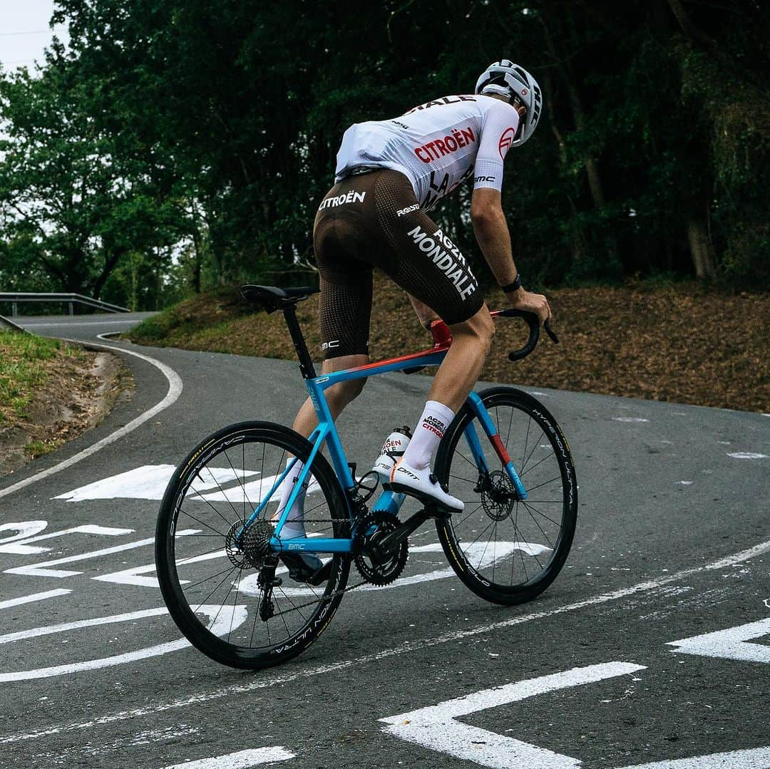 カンパニョーロのインスタグラム：「Love this frame? This is your chance to get your hands on it - as well as the all-new @campagnolosrl Super Record Wireless group set & Campagnolo rims. Click the link in bio and you could feel like a @letourdefrance pro.  #Ride_BMC #CreateSpeed #TDF」