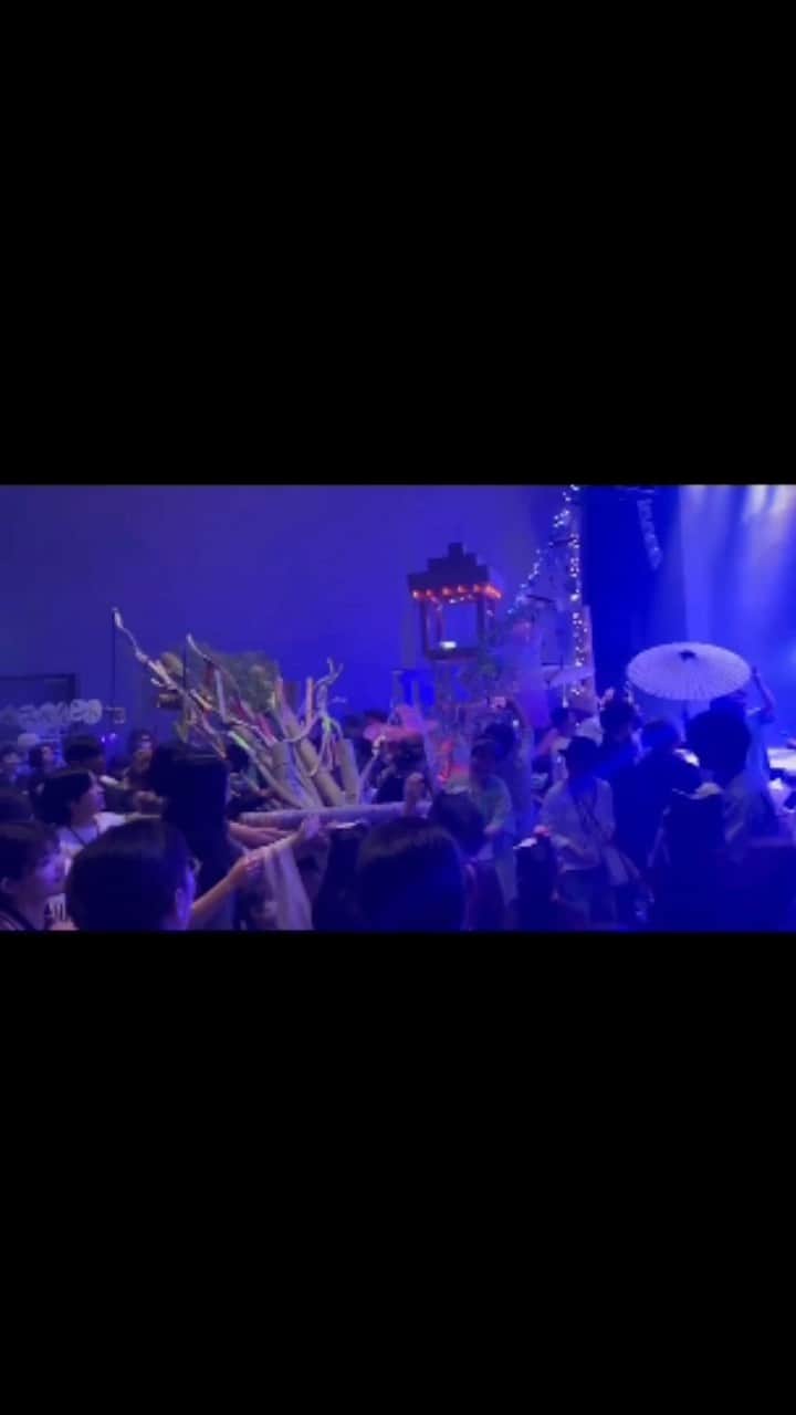 横沢ローラのインスタグラム：「7/1 TOKYO天の川  「天の川タイム(フィナーレ)」  イベントのために作った楽曲 "TOKYO天の川"  みんなで灯りをともし、お神輿をかつぎ、ヤグラを囲みながら練り歩いて歌い踊って、真の意味で曲が完成した、と思いました。一緒に創り上げてくれてありがとう！！  "TOKYO天の川"、みんなが見ていた景色や感想も欲しいです！！  LINE@ 登録&メッセージ頂けたら必ずお返事&共有写真リンクをお送りします。  @onomatopel のプロフィールリンクよりご登録いただけます！  SNSなら@onomatopel 宛 タグは #tokyo天の川   でいただけたら嬉しいです！  #オノマトペル #onomatopel #heitanaka #chiligirl #tokyo天の川」