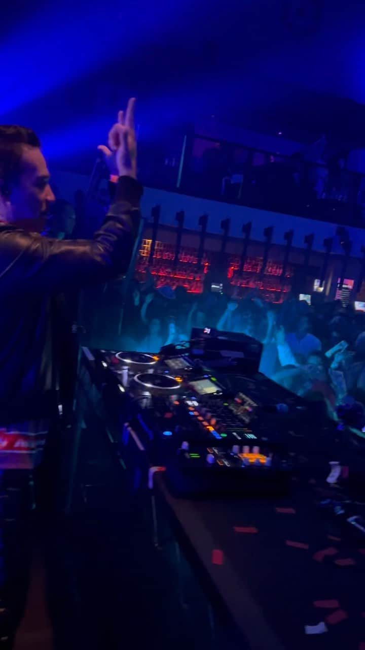 レイドバック・ルークのインスタグラム：「HELLO 👋🏽 I’m going to take you all around the globe together with @vinneofficial @beauzworld & @djrayraytaiwan this FRIDAY on @revealedrec 🌎🔥 Pre-save link in stories!」