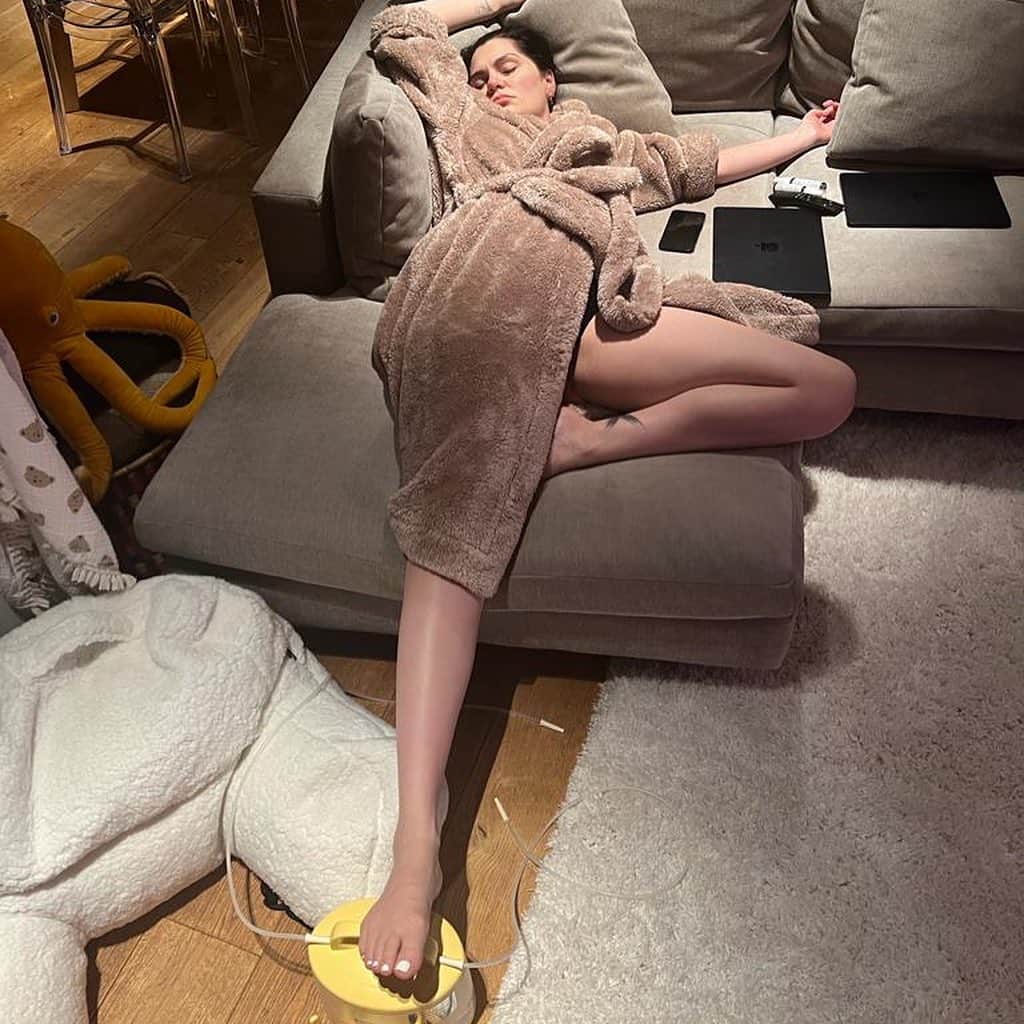 ジェシー・Jのインスタグラム：「1. Peep the foot rest  2. 🐡 3. ‘It up  4. Batman 🥛 5. Sky when I give him 120 and not 130 mls  6. Sound on  7. If I ain’t text you back this is why  8. I thought years of jetlag would prepare me for this. Nope. 😂 9. Who knew these little titties could be so turnt up  10. Going to the clurrrb」