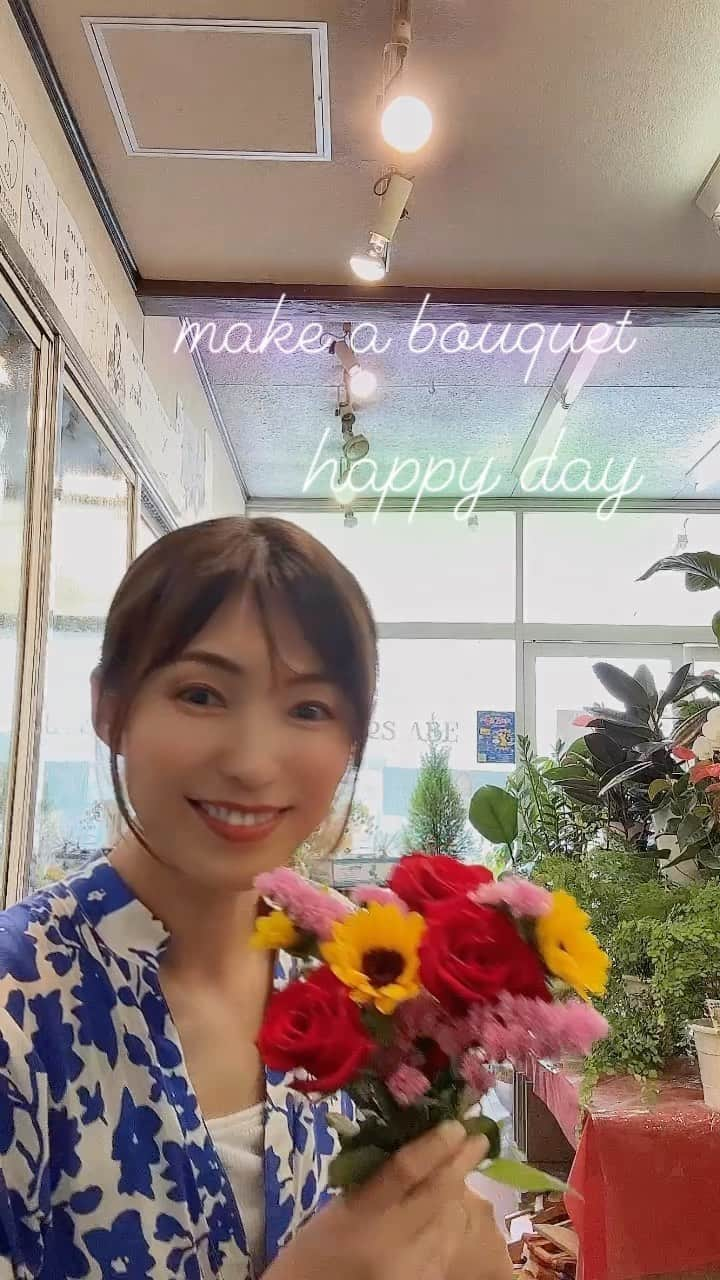 中山千桂子のインスタグラム：「florist day🌹  今回は花束に挑戦しました✨  💐💐💐💐  沢山作る事が出来て…楽しい💓  もらった方が幸せな気持ちになりますように🙏✨  今回もフルールアベの阿部修一郎さんに 指導してもらいました✨  1日お疲れ様でした🙌 明日も頑張ろう💓  #フローリスト #花屋さん #花好きな人と繋がりたい #バラ #ヒマワリ #スターチス #花束作り #花のある暮らし #徳島花屋 #tokushima #楽しい時間」