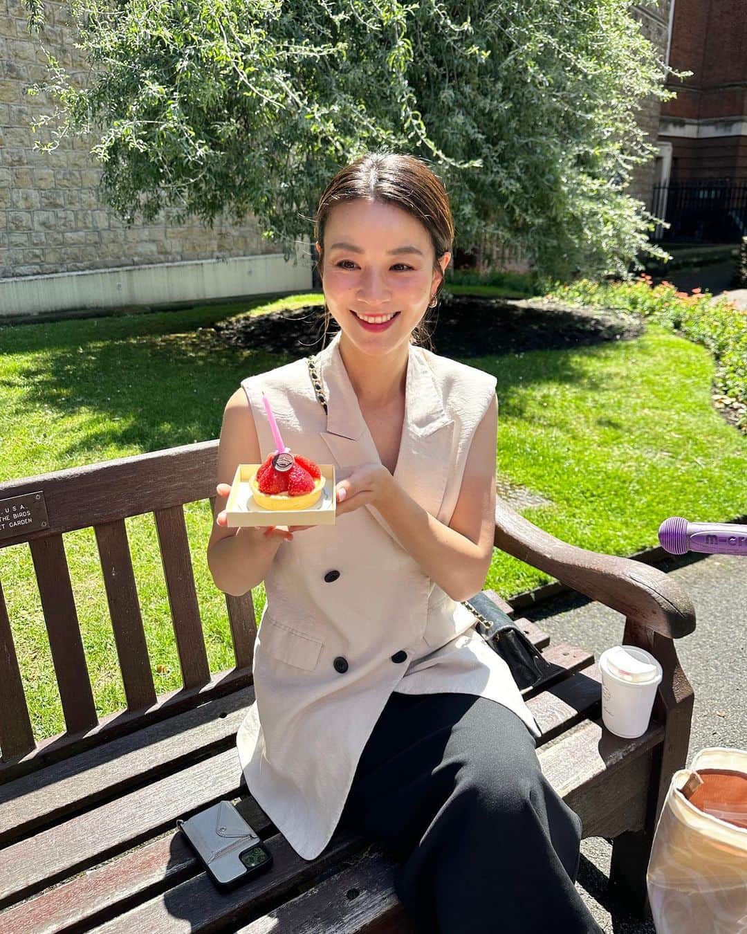 のインスタグラム：「Best friend❤️❤️ Thank you @mrshiroka 🥰  仲良しの友人と大好きなDin tai fungで小籠包を食べる、最高の誕生日🎂🎂  #london #londonlife #birthdaytreats」