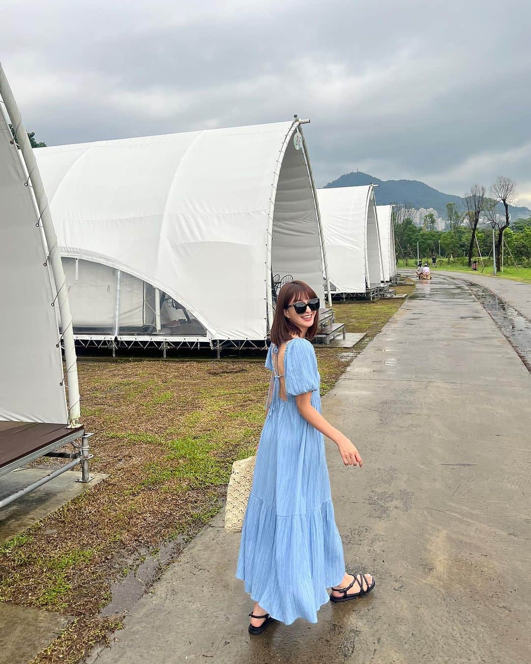 Kerinaのインスタグラム：「兩天一夜的家族旅行 好像也沒什麼特別的行程 待在 @orchard.villa 露營區裡不停的被餵食 兩兄弟就交給姊姊們照顧 爸媽實在有夠輕鬆呢😏😏  他們超喜歡房間裡的小帳篷 還有露天水池也讓他們玩瘋了💙 有點可惜的是第一天下午遇到午後雷陣雨 還好check in大廳也有準備很多小孩可以玩的 像是三輪車、兒童版羽毛球、二樓桌球台&小孩球池⋯等等 待在室內也不無聊唷👏🏻  洋裝 @anirek_official  本週新品已經在直播中可以拿搶先購買的連結囉 #豪華露營 #桃園景點」