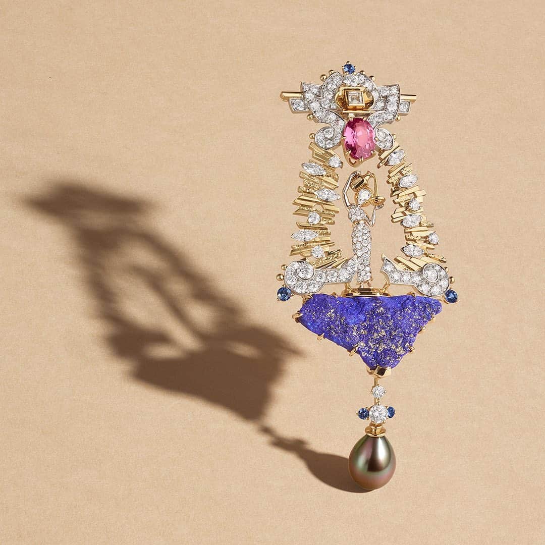 ヴァンクリーフ&アーペルさんのインスタグラム写真 - (ヴァンクリーフ&アーペルInstagram)「Let yourself be captivated by the graphic contours and sparkling colors of the Dea eterna clip, part of Le Grand Tour raconté par Van Cleef & Arpels High Jewelry collection. This creation reveals the silhouette of the goddess Hebe, perched on a rock of lapis lazuli…   #VCALeGrandTour #VanCleefArpels #HighJewelry   Styling: @guidovoss & @gaspardyurkievich Photographer: @demarcdegroot, @inesdieleman」7月6日 0時37分 - vancleefarpels