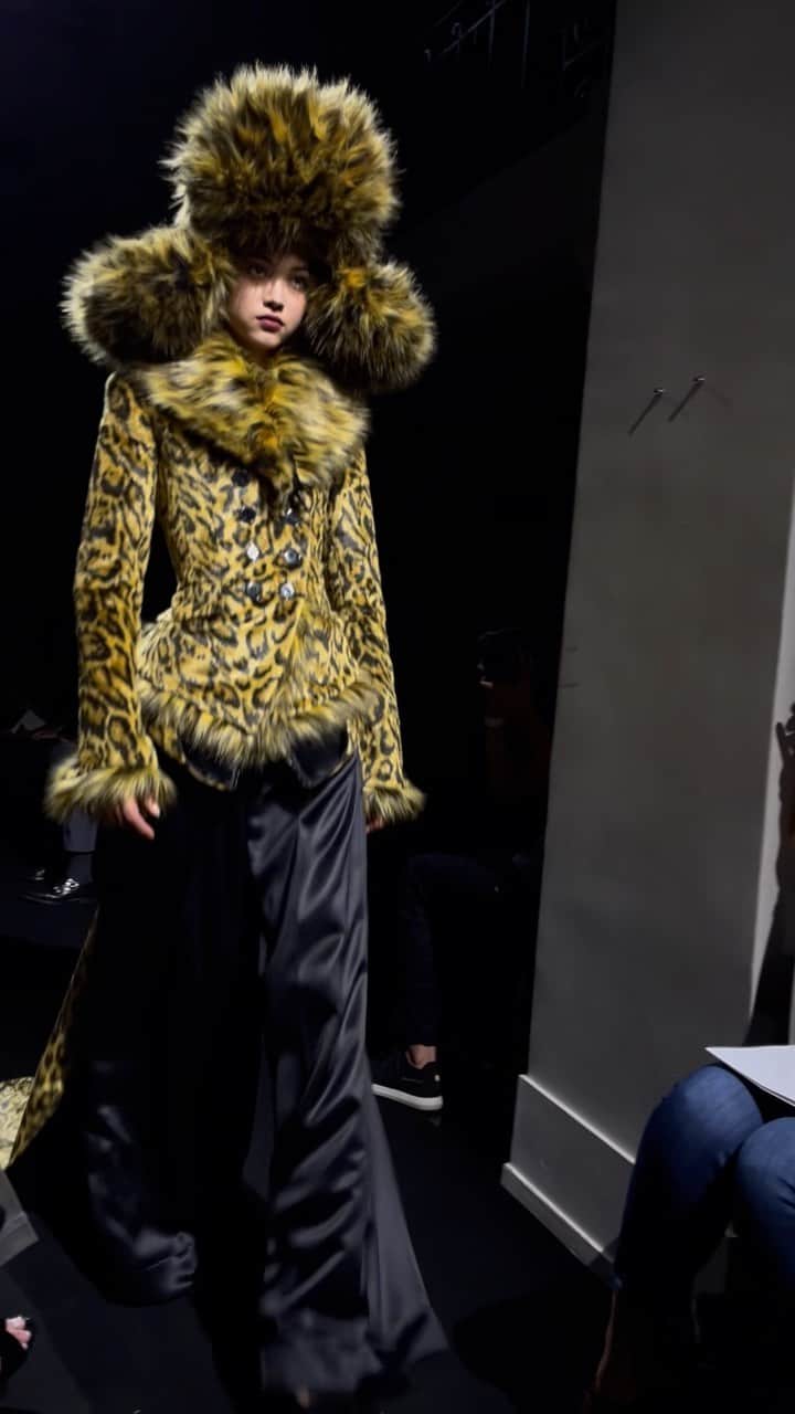 AnOther Magazineのインスタグラム：「Following in the footsteps of designers like @h.a, @glennmartens and @olivier_rousteing, @juliendossena has just shown his sparkling guest-designed couture collection for @jeanpaulgaultier ✨   Borrowing codes from @rabanne, the house he is currently the creative director of, intricate chainmail pieces were amongst taut velvet dresses with floral detailing, oversized faux-fur trapper hats, and bustiers made from repurposed ties, in a merging of Jean Paul Gaultier and Paco Rabanne’s creative DNA.   🎥 by @alexanderfury」